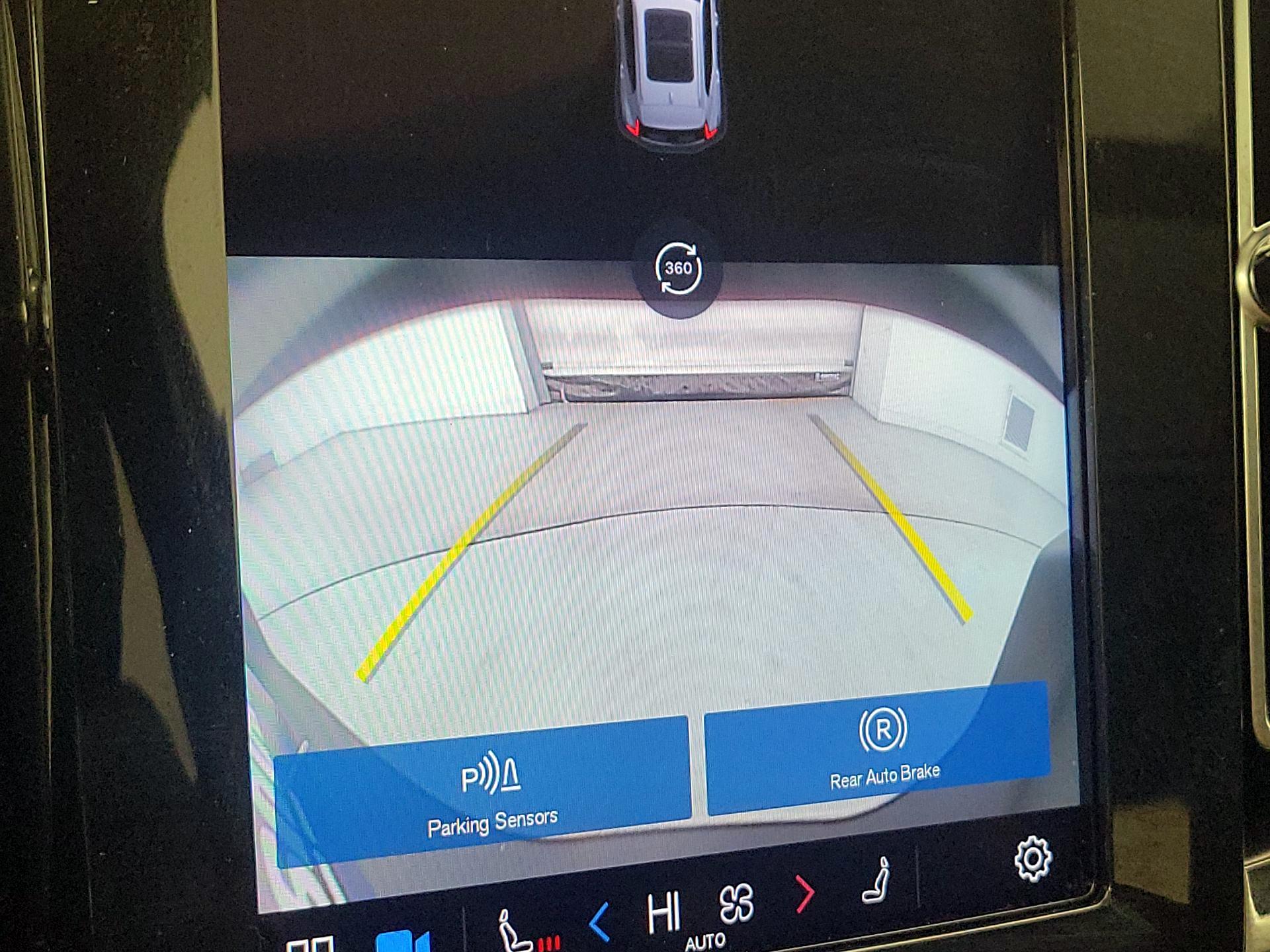 Thumbnail: 2023 Volvo XC40 - 14