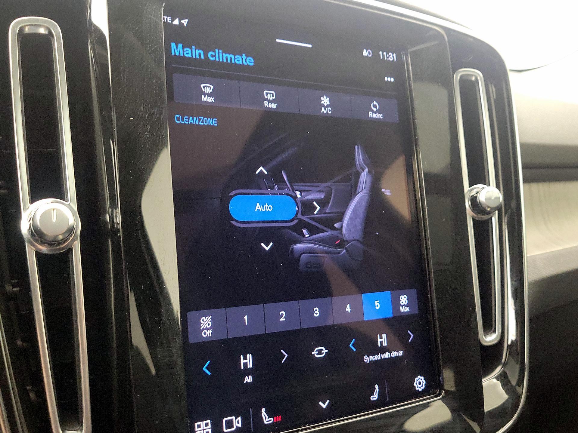 Thumbnail: 2023 Volvo XC40 - 16