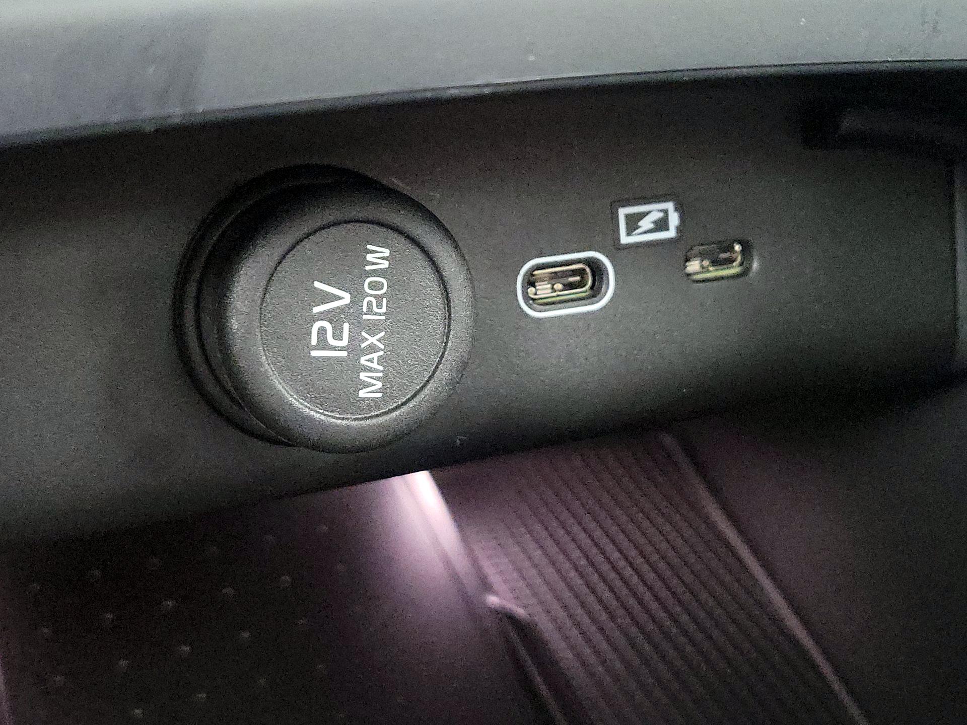 Thumbnail: 2023 Volvo XC40 - 18