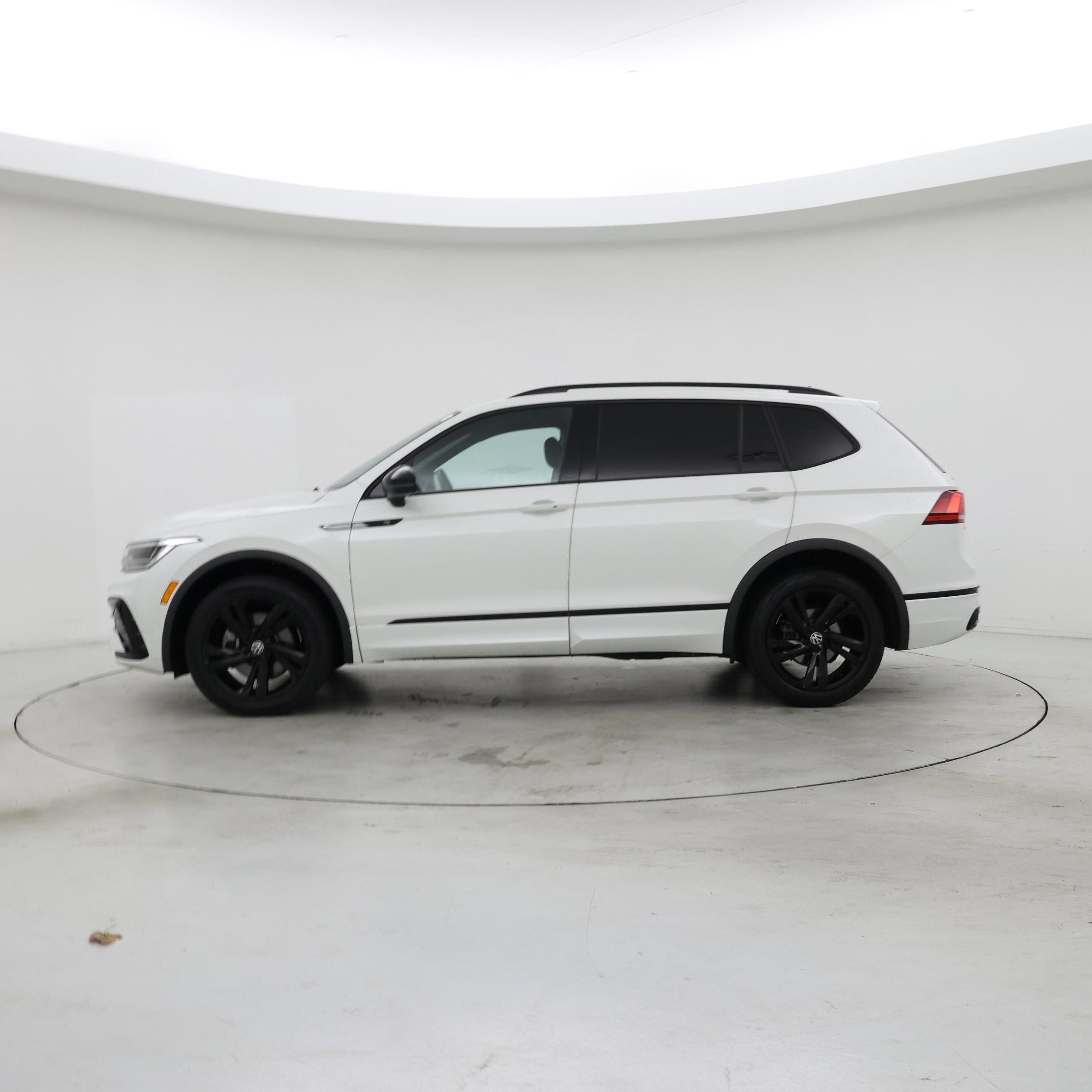 Thumbnail: 2023 Volkswagen Tiguan - 3