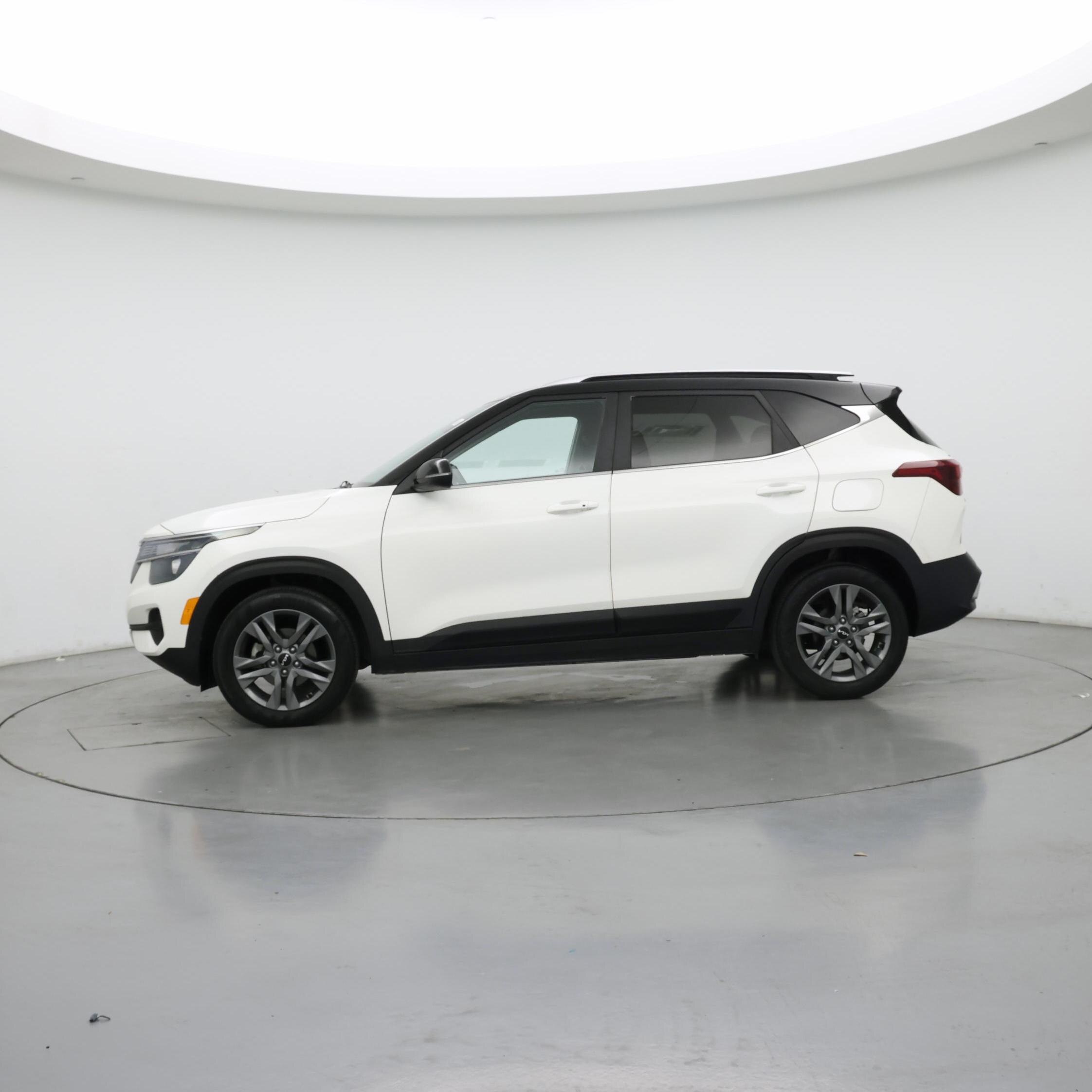 Thumbnail: 2023 Kia Seltos - 3