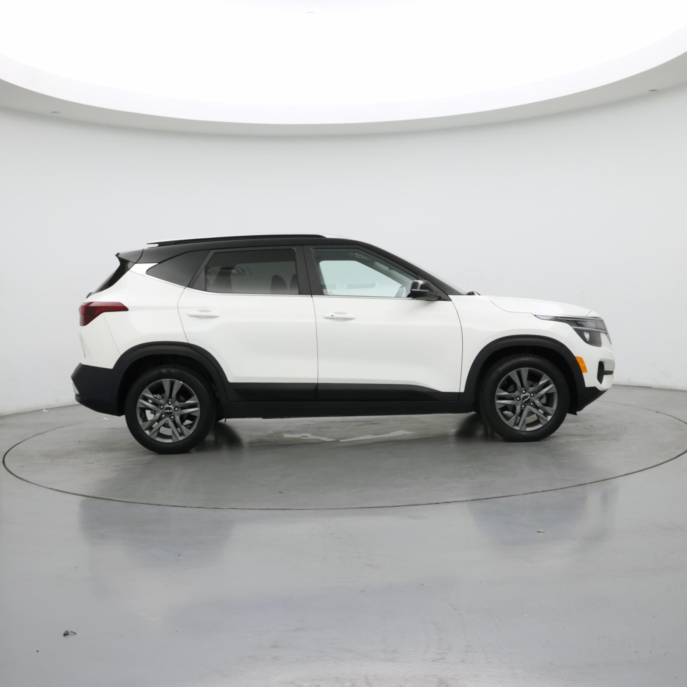 Thumbnail: 2023 Kia Seltos - 7