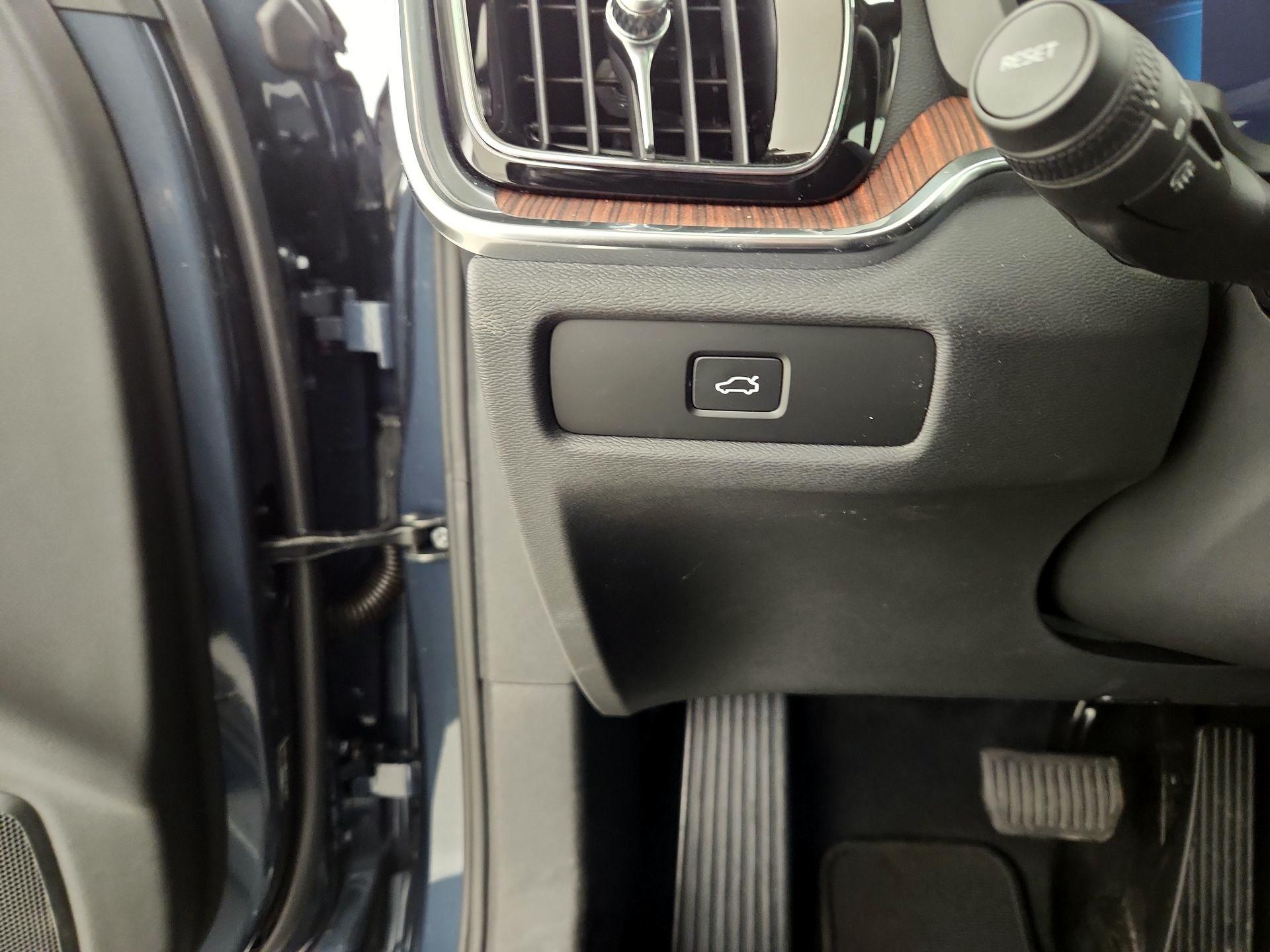 Thumbnail: 2025 Volvo S60 - 13