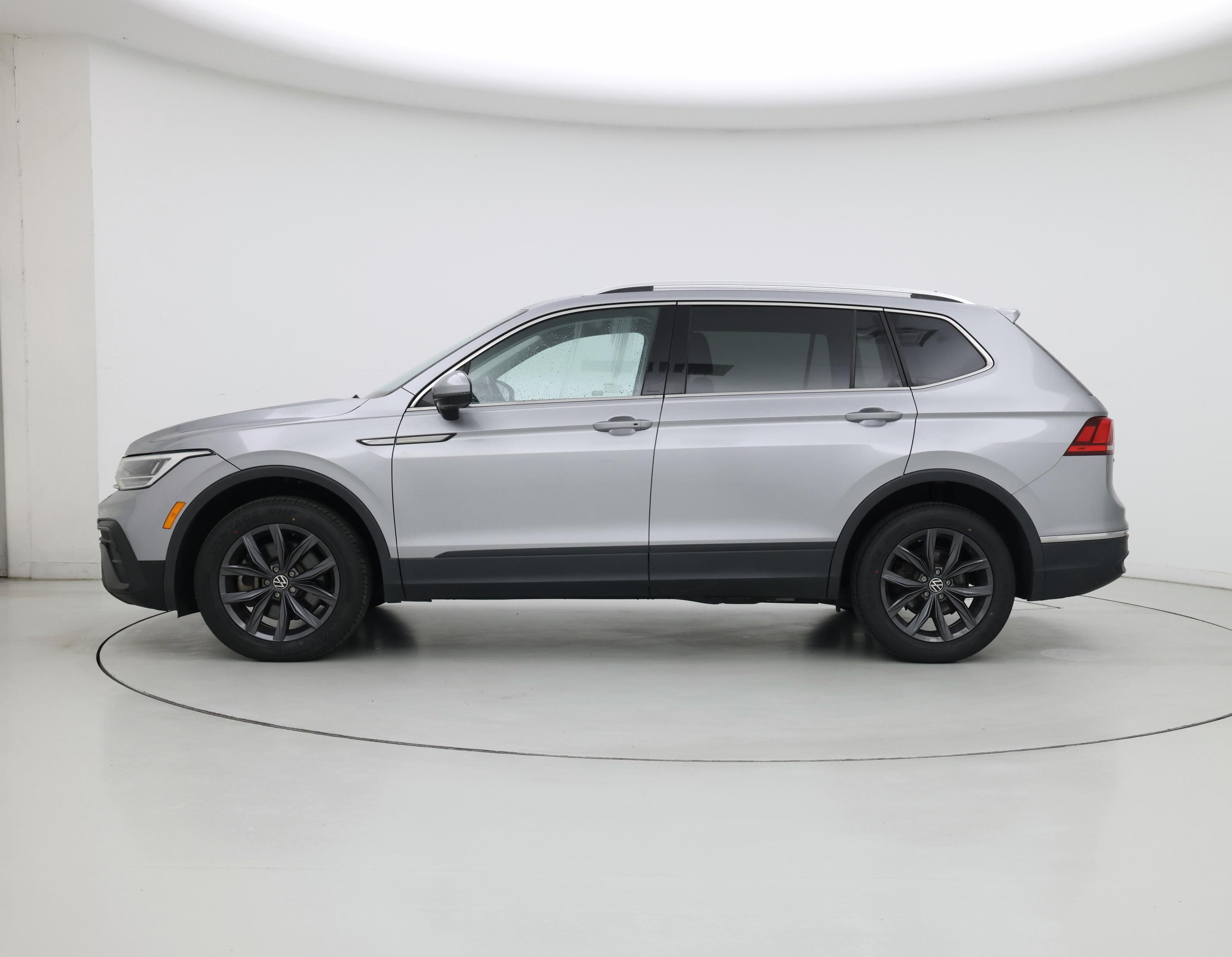 Thumbnail: 2022 Volkswagen Tiguan - 3