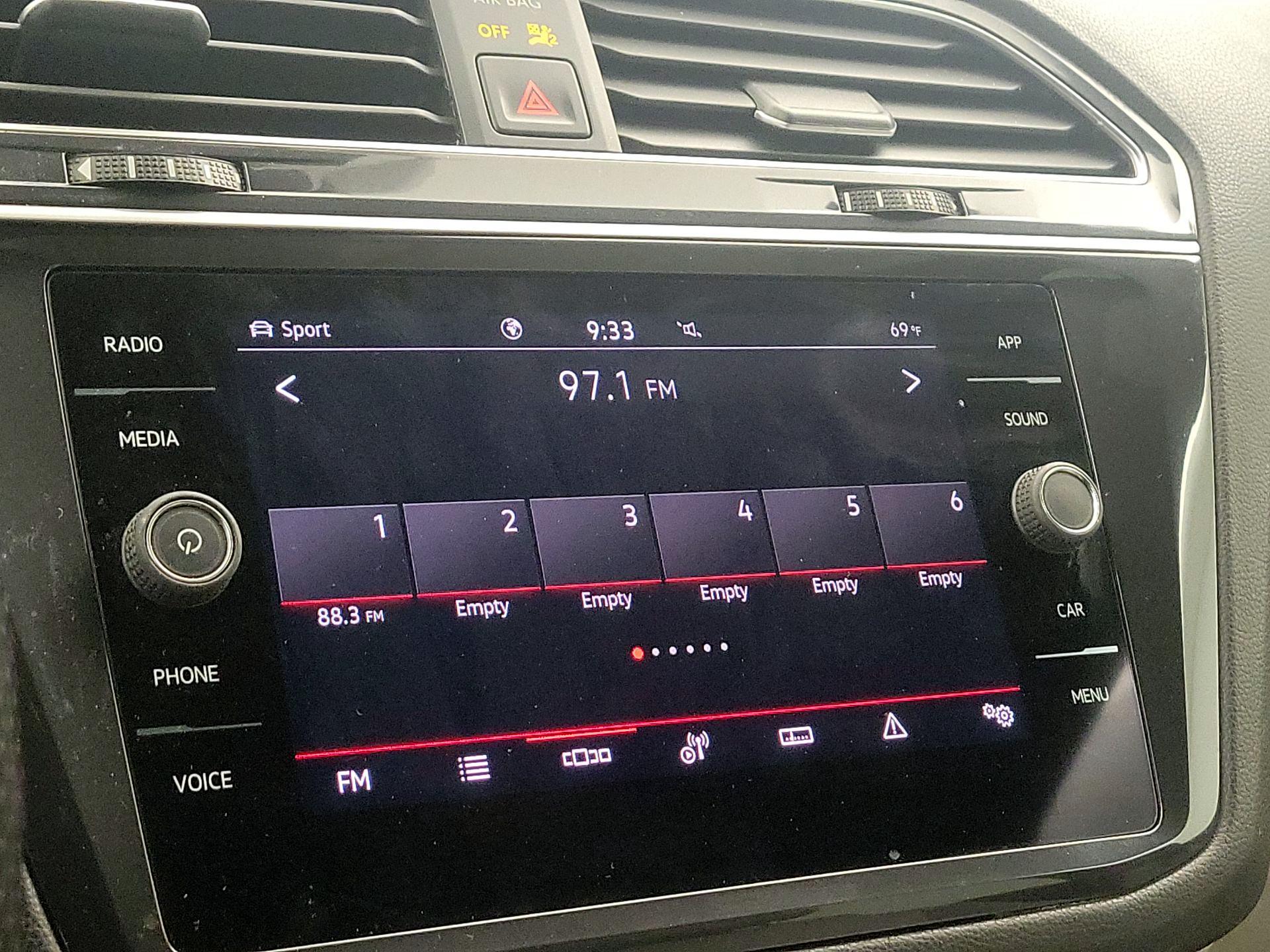 Thumbnail: 2023 Volkswagen Tiguan - 15