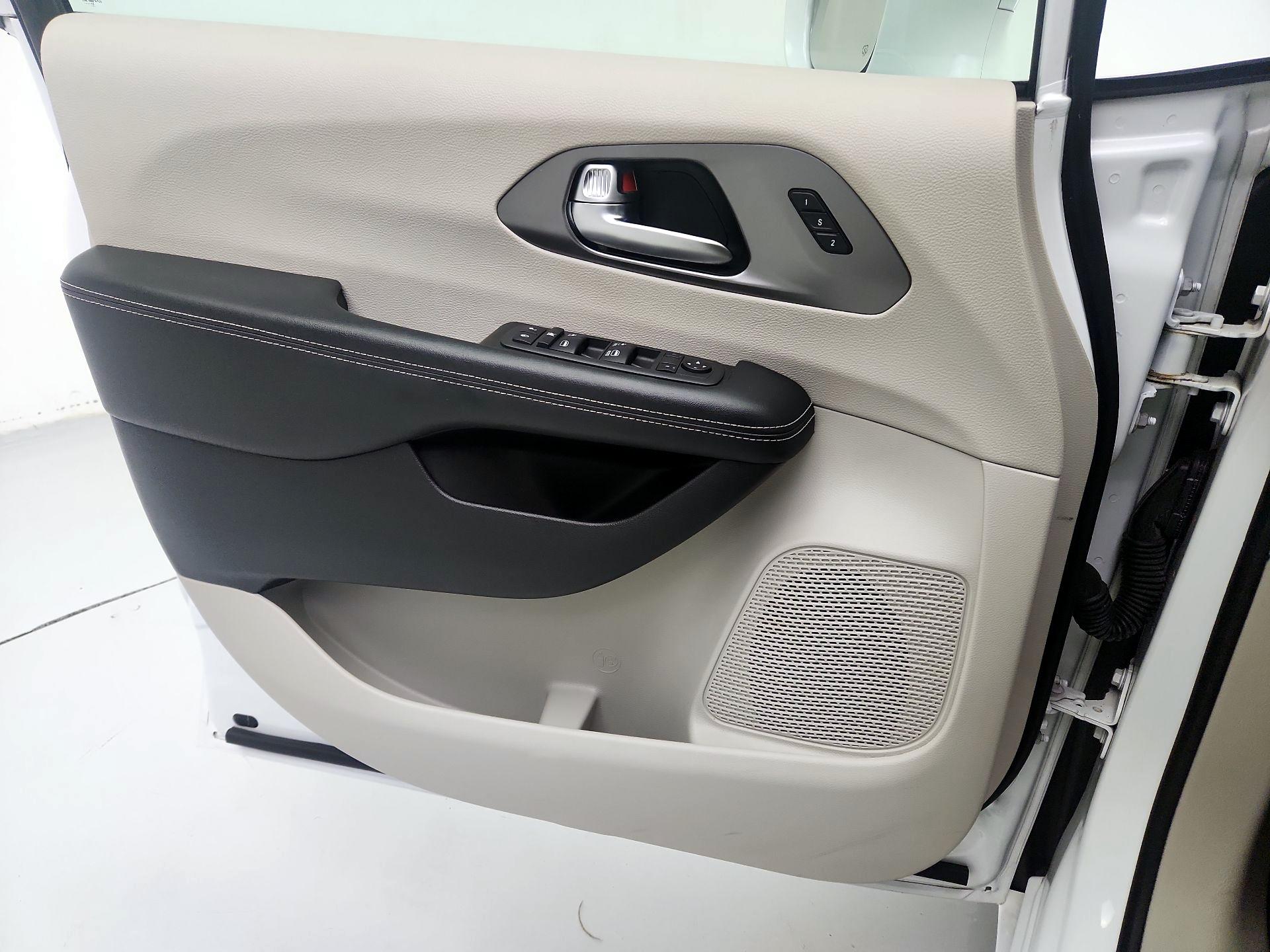 Thumbnail: 2022 Chrysler Pacifica - 10