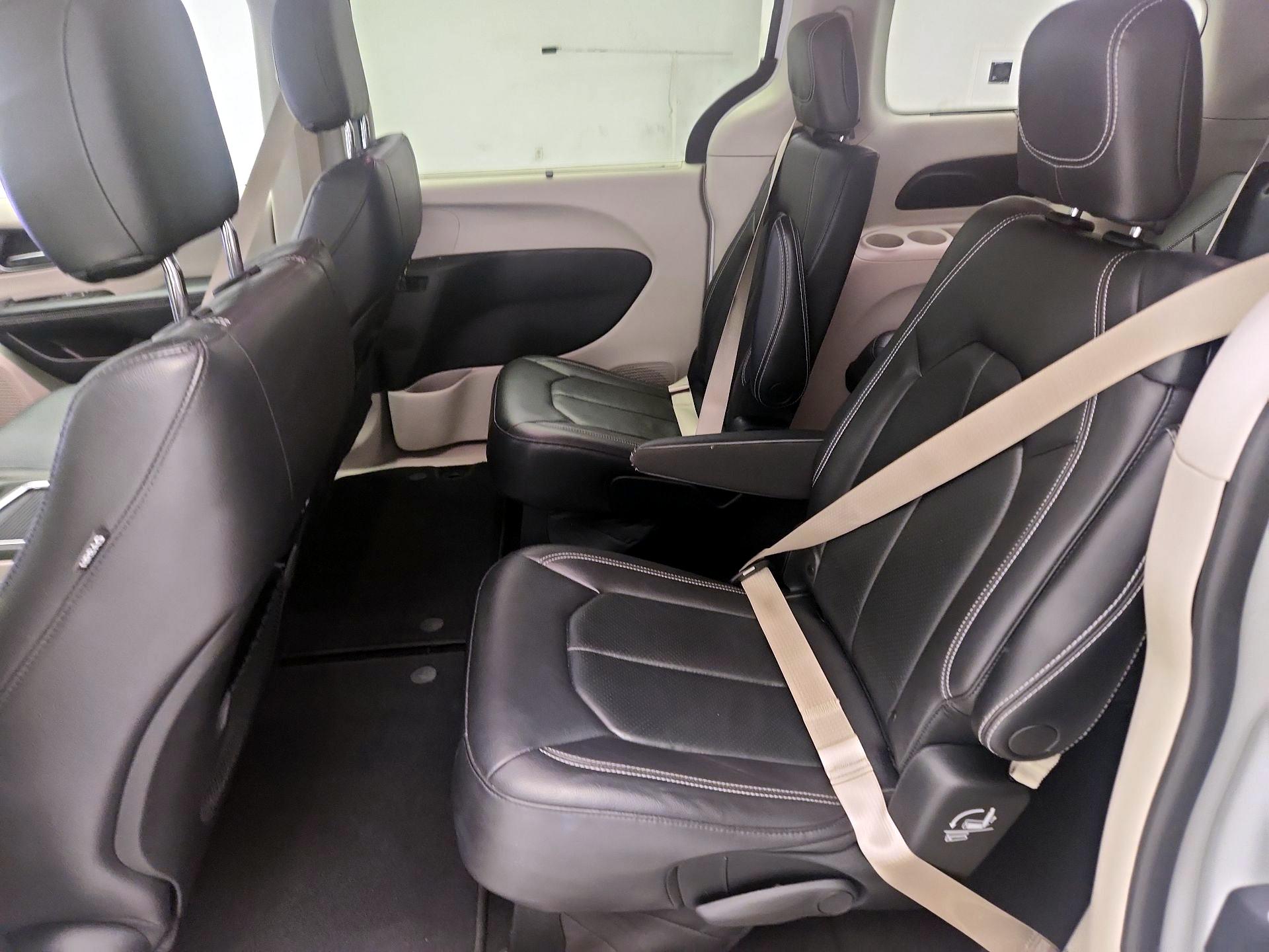 Thumbnail: 2022 Chrysler Pacifica - 17