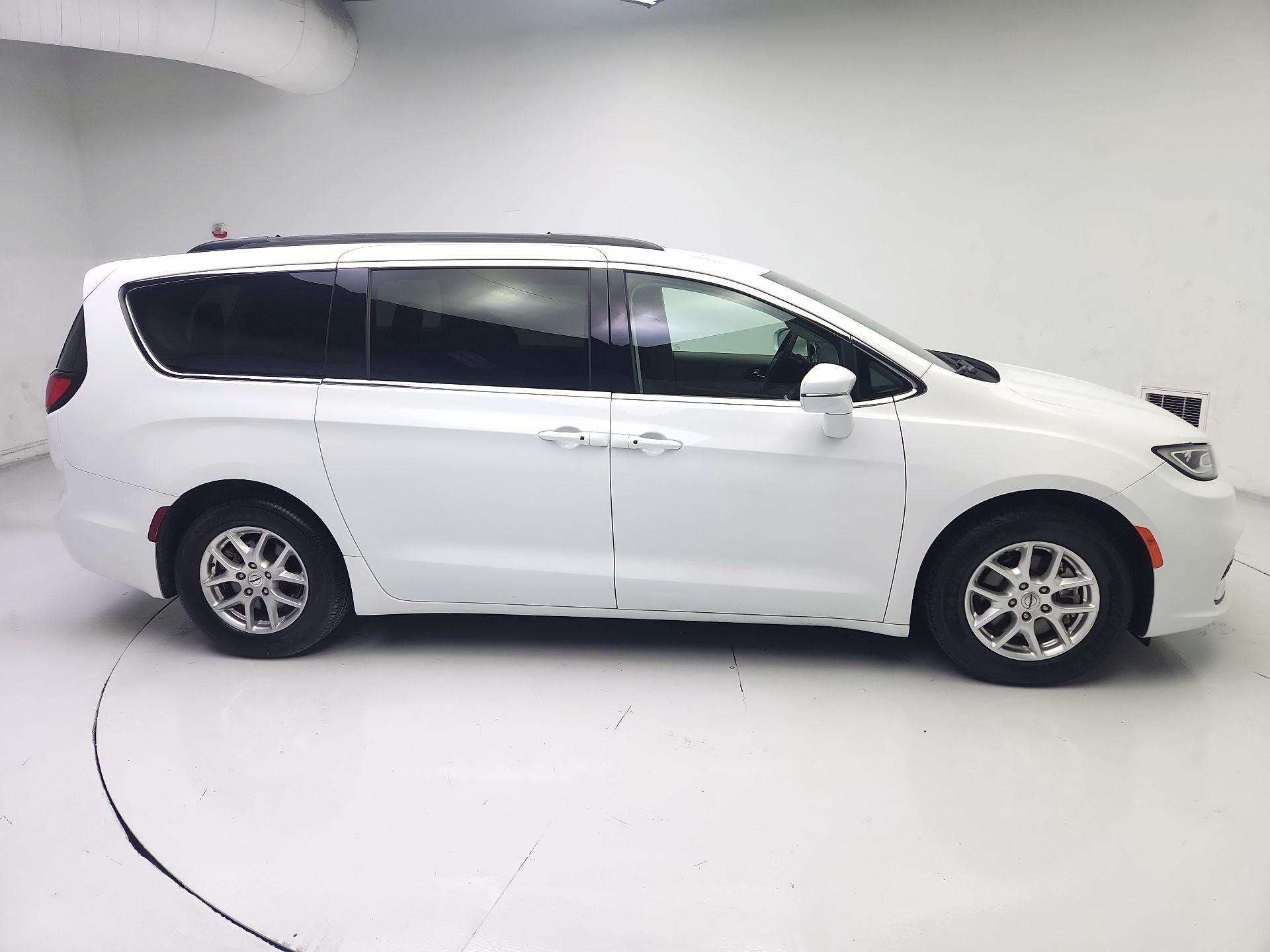 Thumbnail: 2022 Chrysler Pacifica - 4