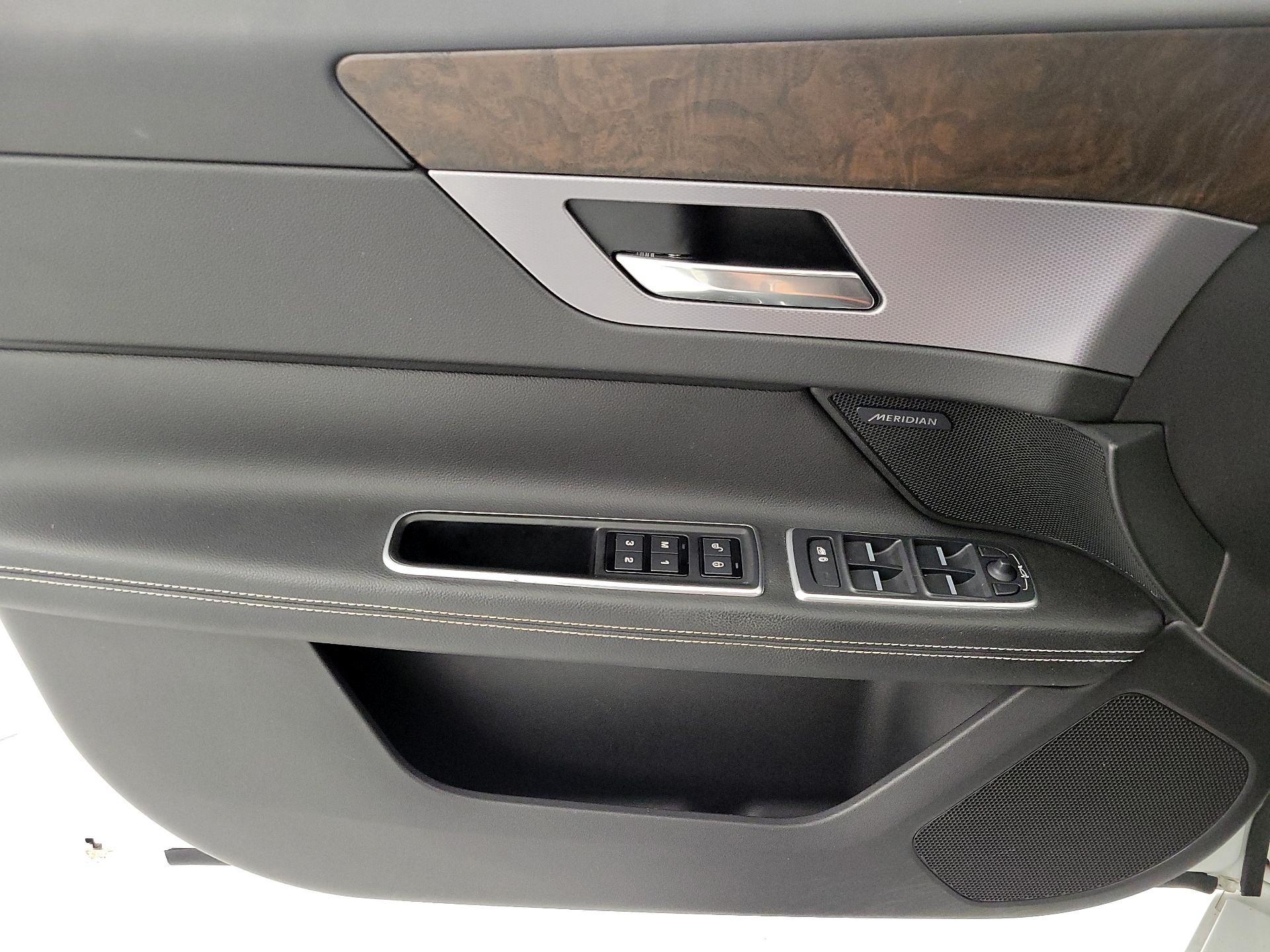 Thumbnail: 2016 Jaguar XF - 12