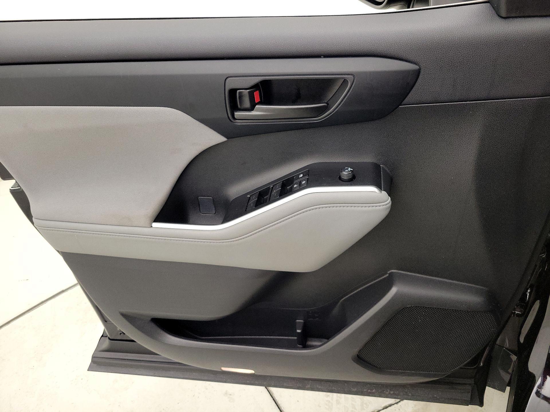 Thumbnail: 2023 Toyota Highlander - 12