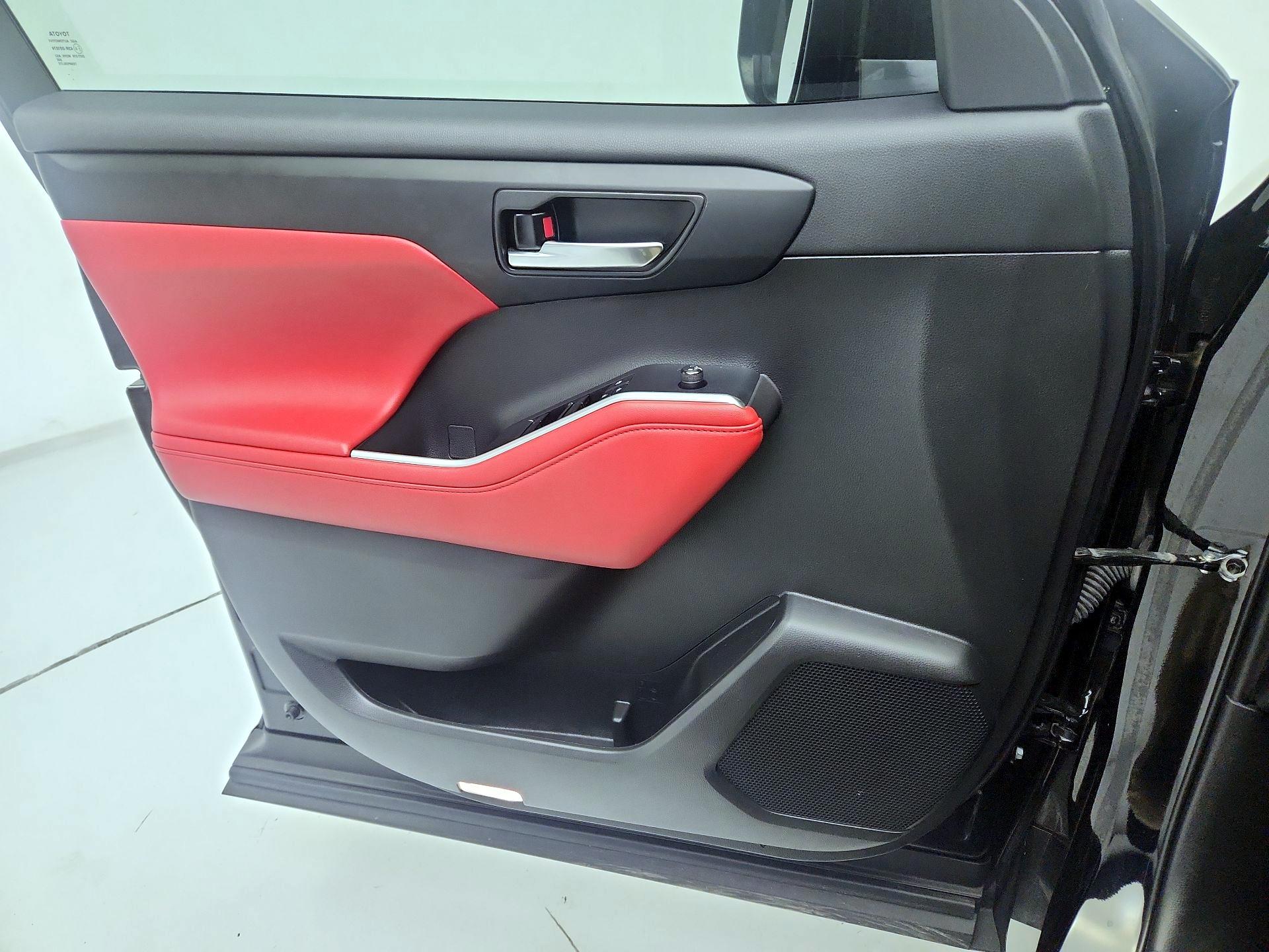 Thumbnail: 2022 Toyota Highlander - 10