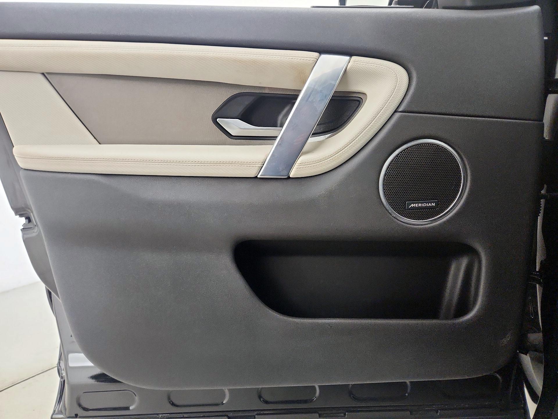 Thumbnail: 2020 Land Rover Discovery Sport - 12