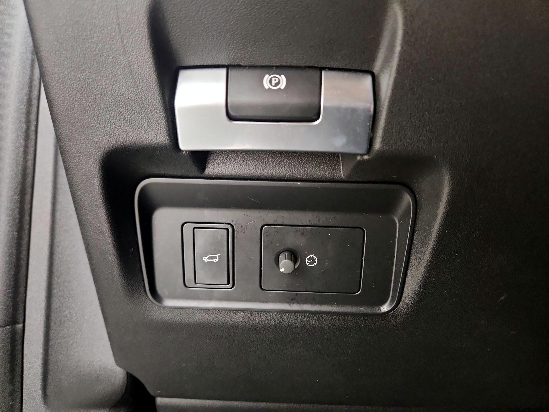 Thumbnail: 2020 Land Rover Discovery Sport - 13