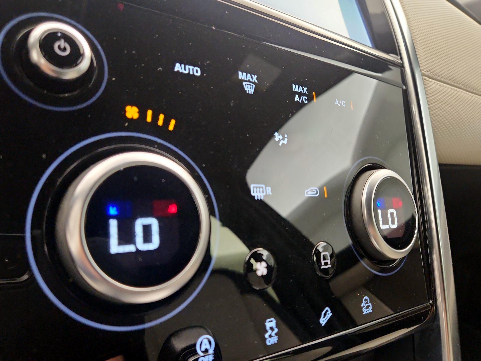 Thumbnail: 2020 Land Rover Discovery Sport - 17