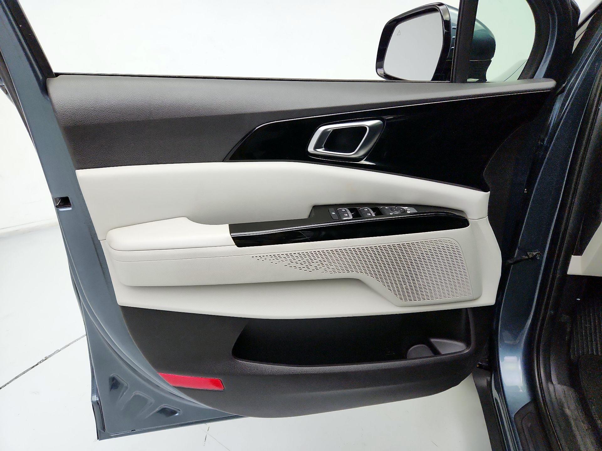 Thumbnail: 2023 Kia Carnival - 12