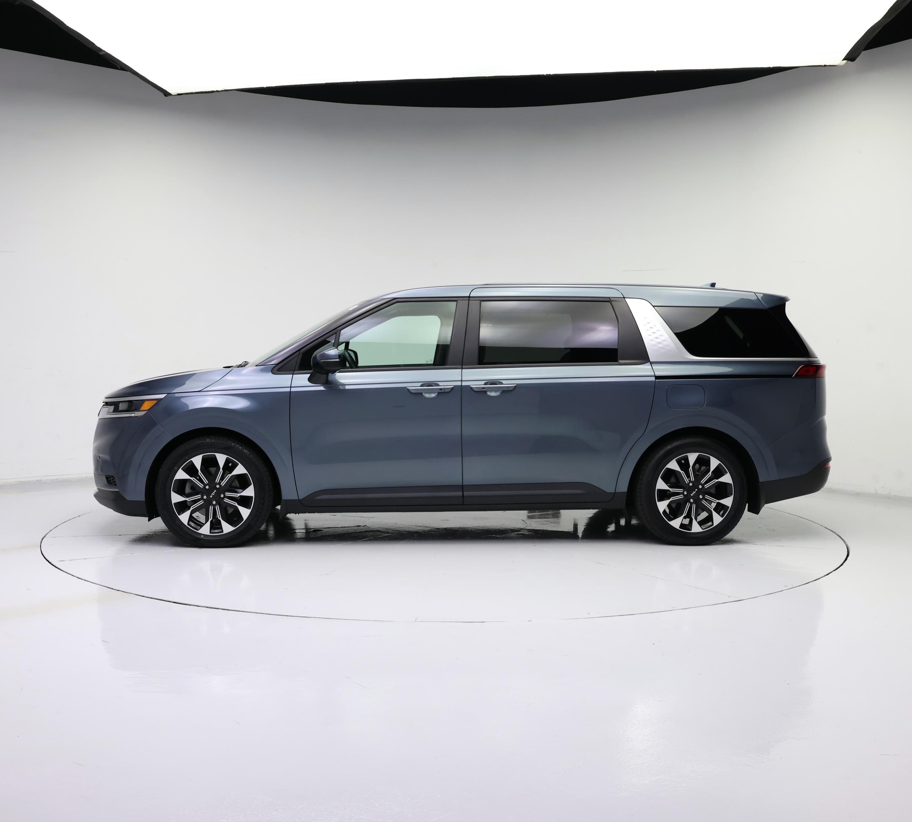 Thumbnail: 2023 Kia Carnival - 3