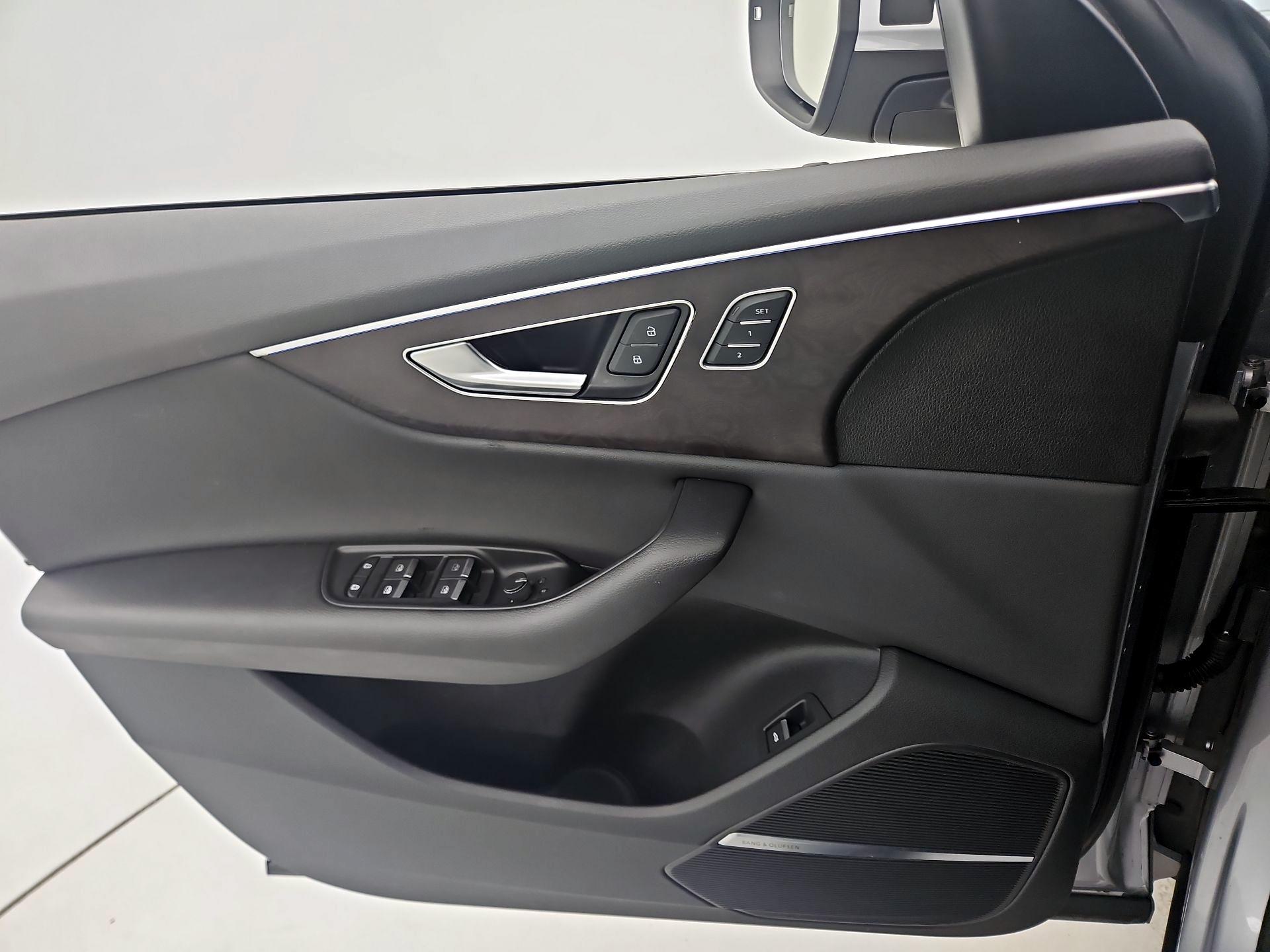 Thumbnail: 2020 Audi Q8 - 12