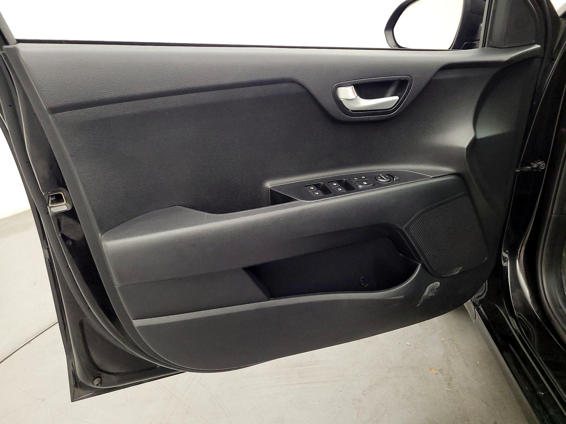 Thumbnail: 2021 Kia Rio - 12