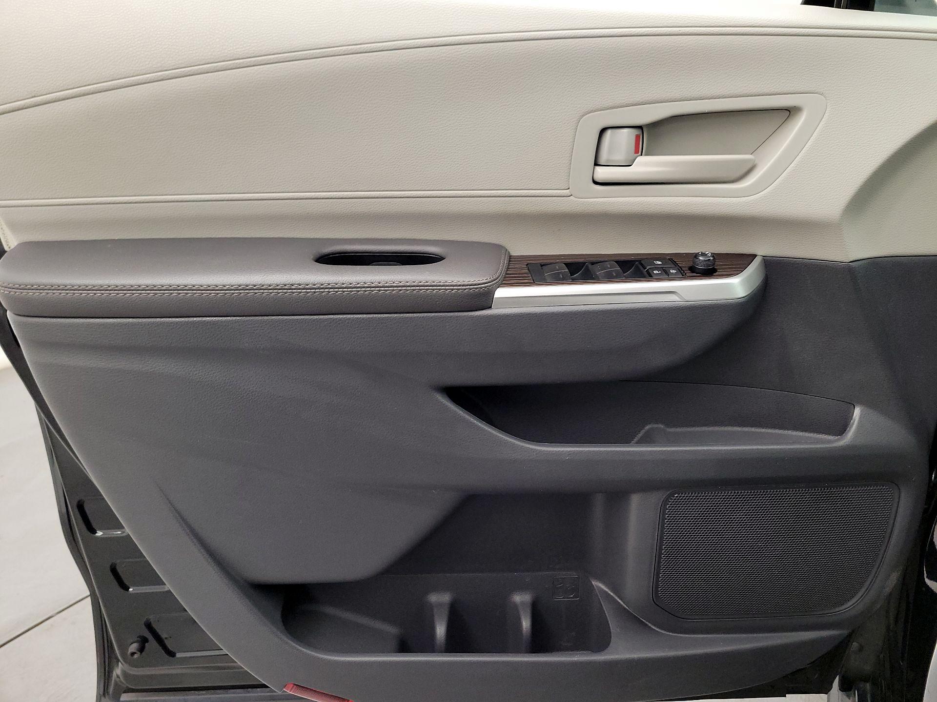 Thumbnail: 2024 Toyota Sienna - 12