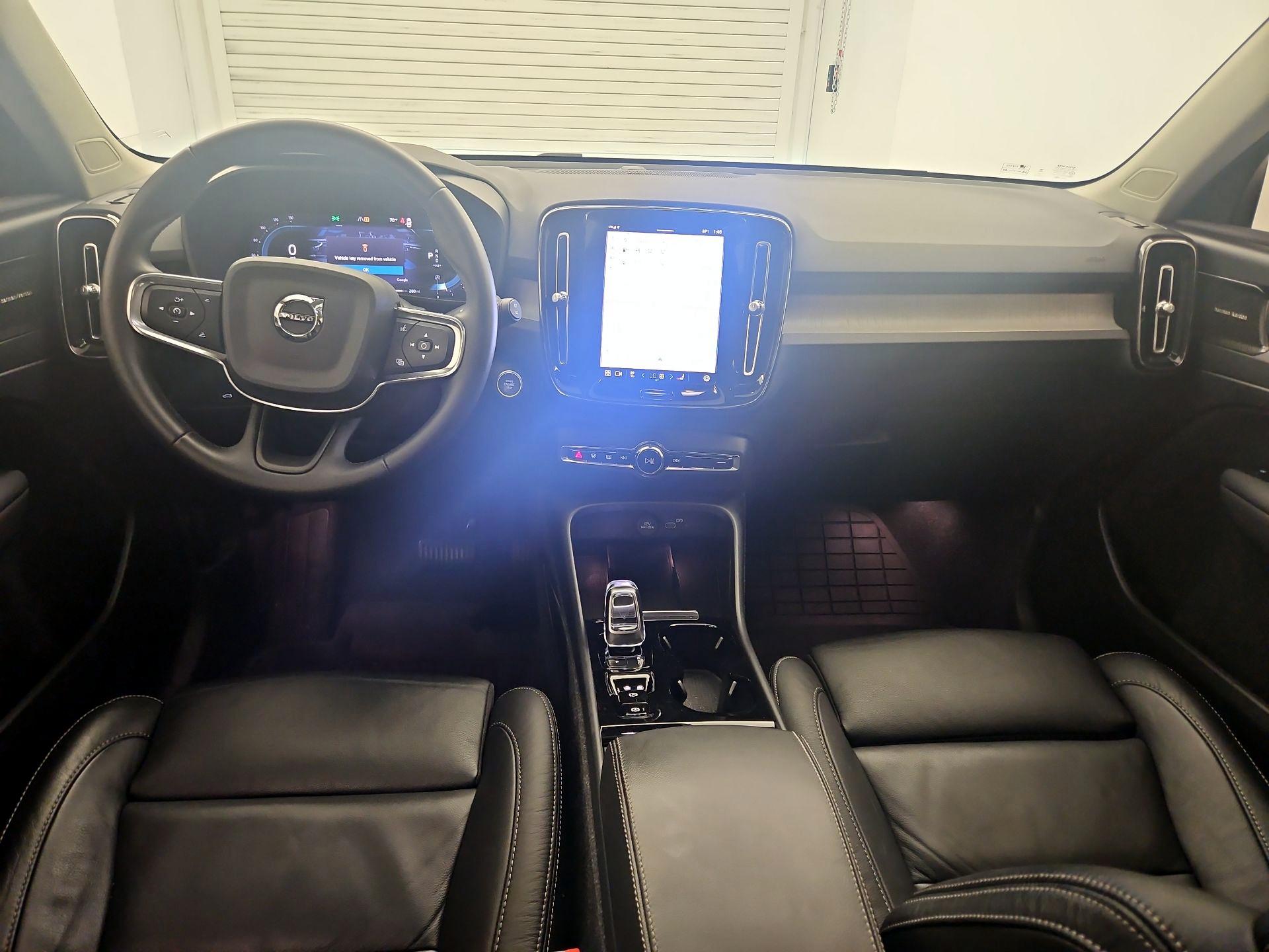 Thumbnail: 2023 Volvo XC40 - 9