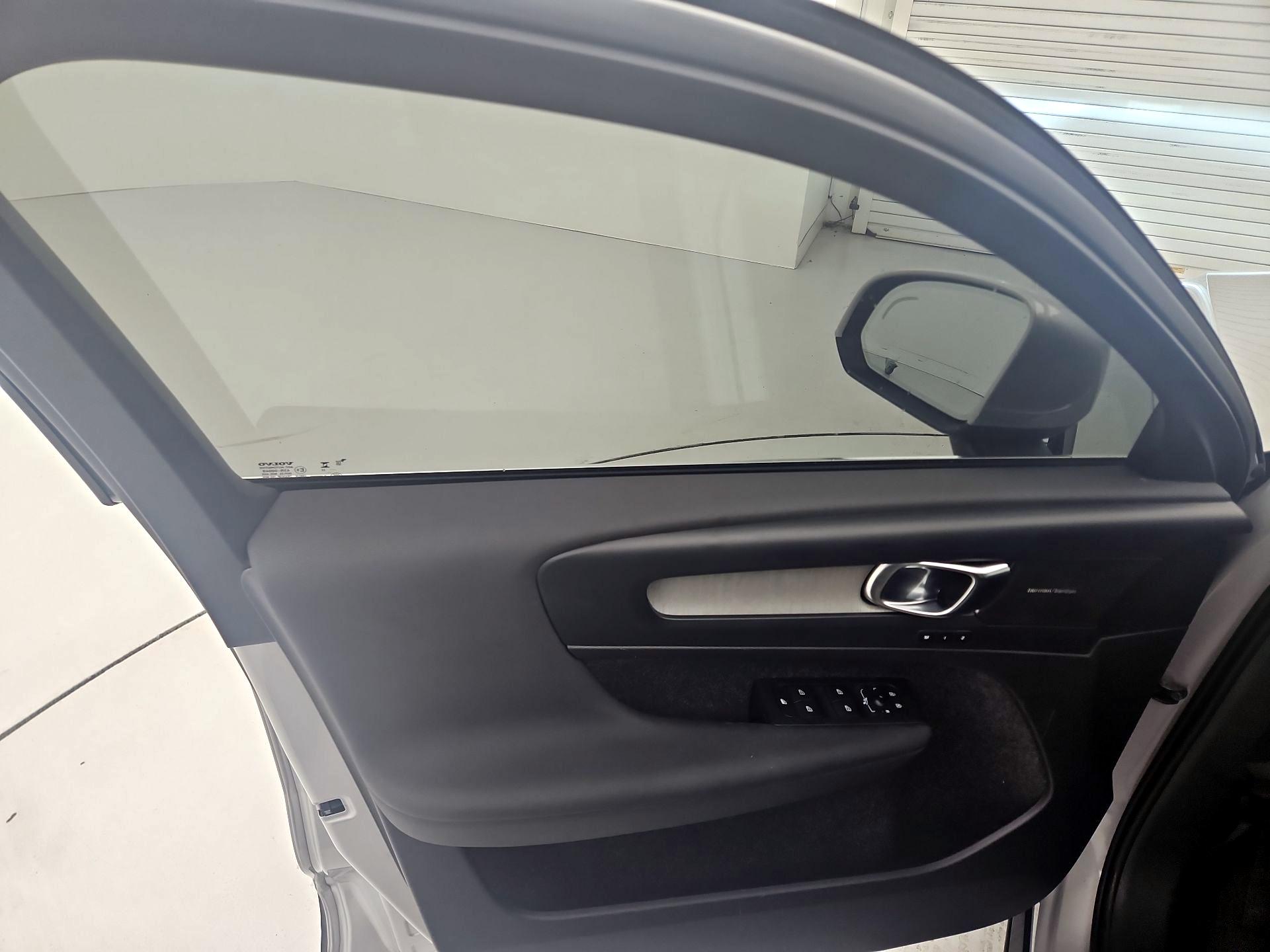 Thumbnail: 2023 Volvo XC40 - 12