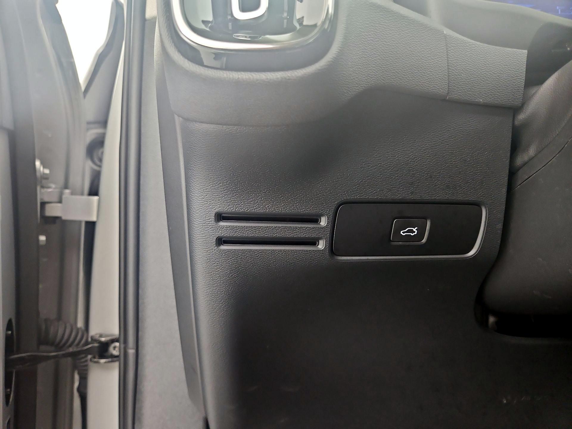 Thumbnail: 2023 Volvo XC40 - 13