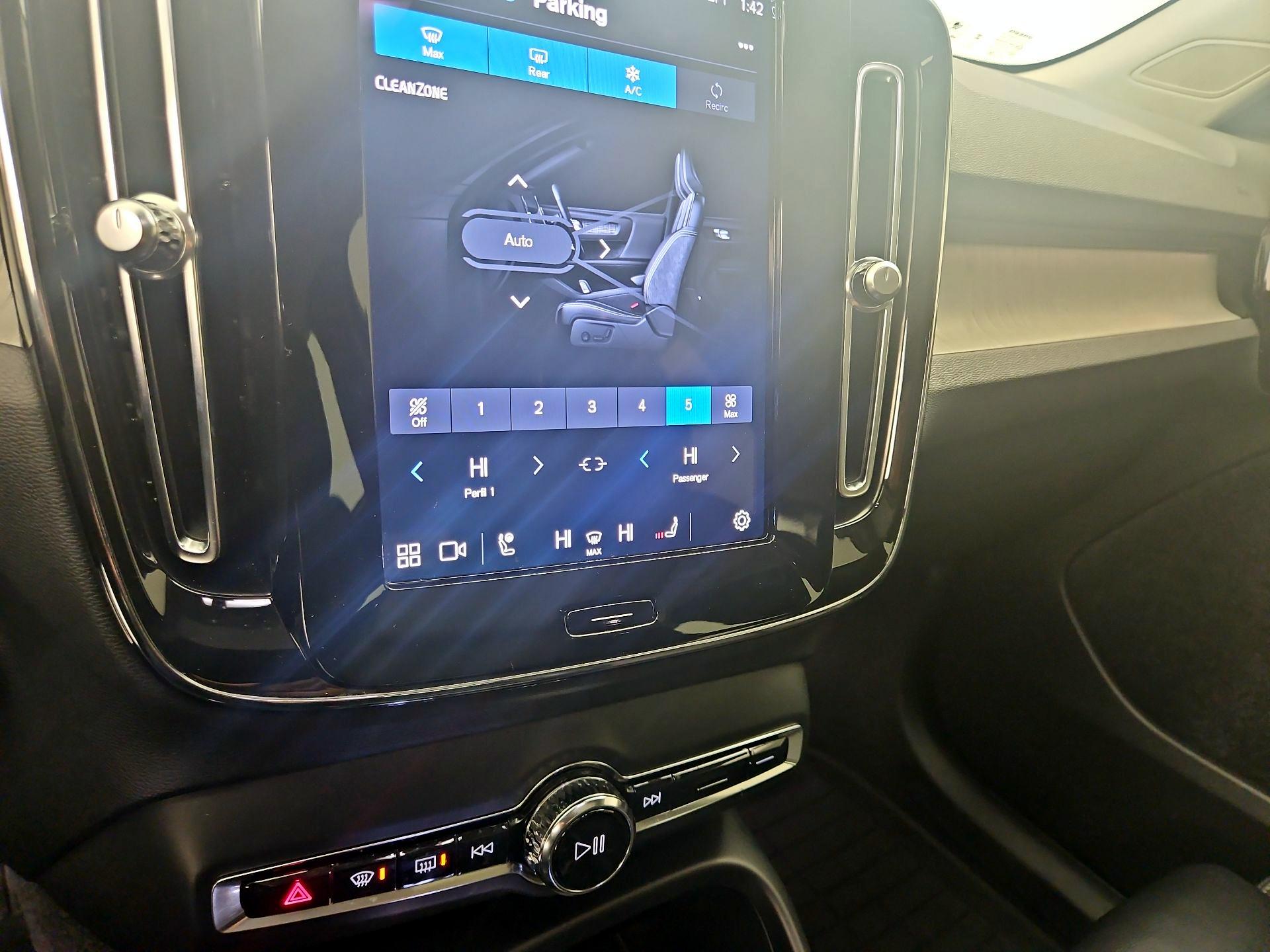 Thumbnail: 2023 Volvo XC40 - 17