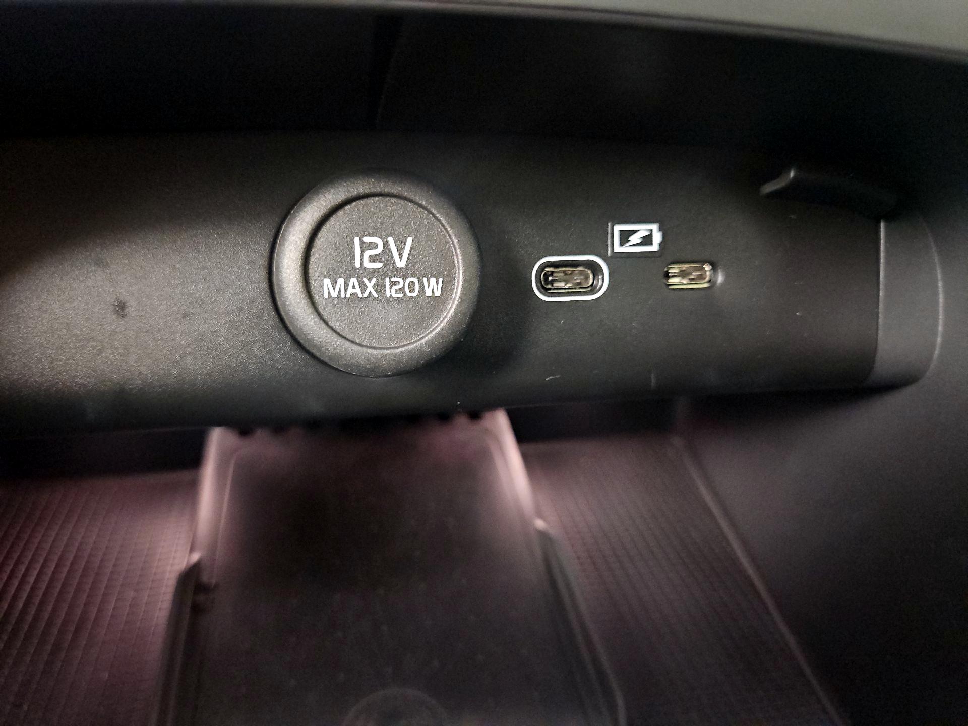 Thumbnail: 2023 Volvo XC40 - 19