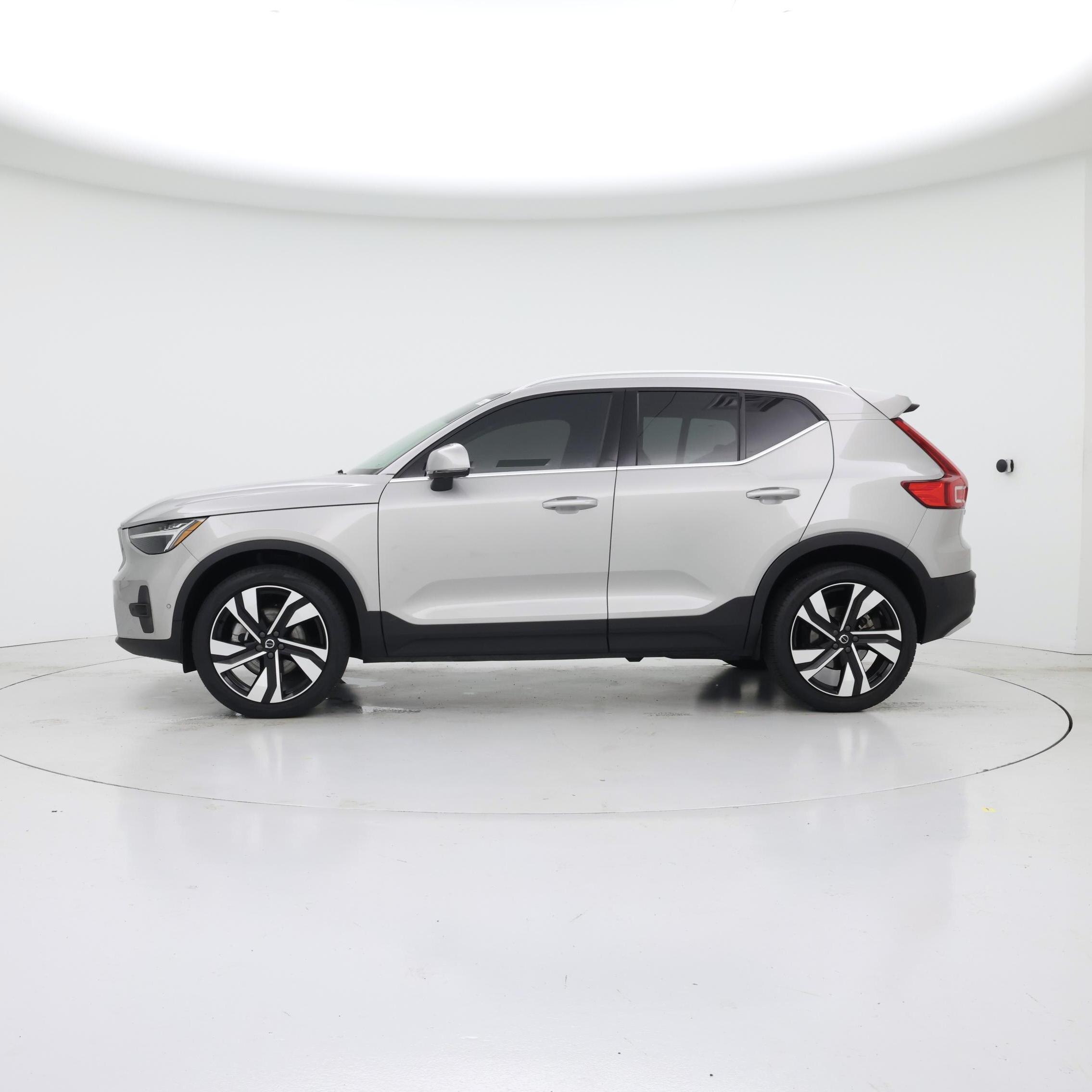 Thumbnail: 2023 Volvo XC40 - 3