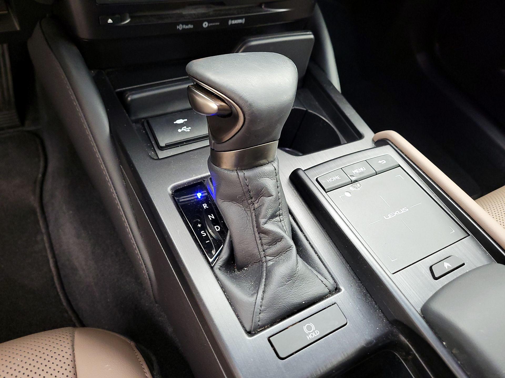 Thumbnail: 2022 Lexus ES - 17