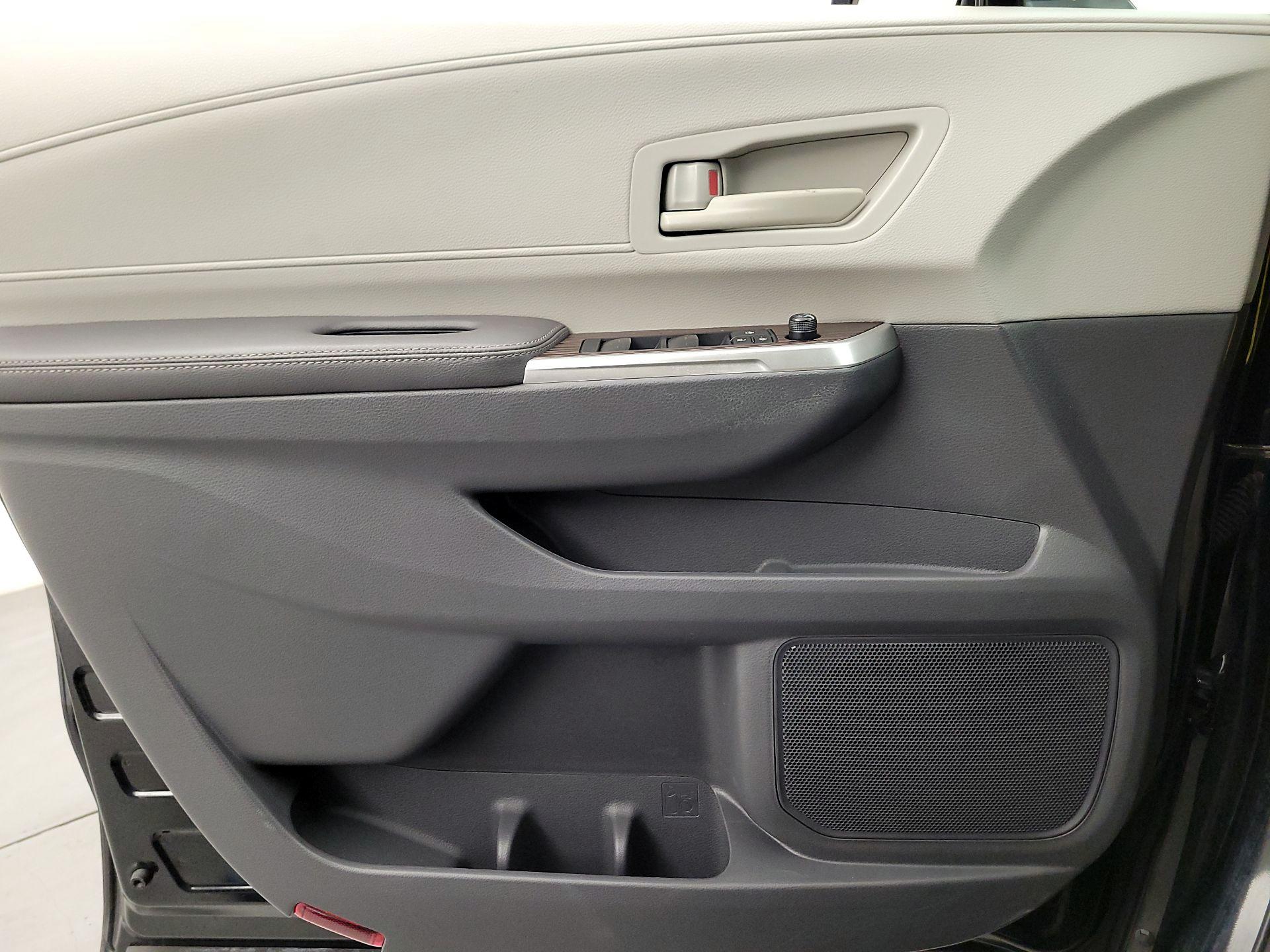 Thumbnail: 2022 Toyota Sienna - 12