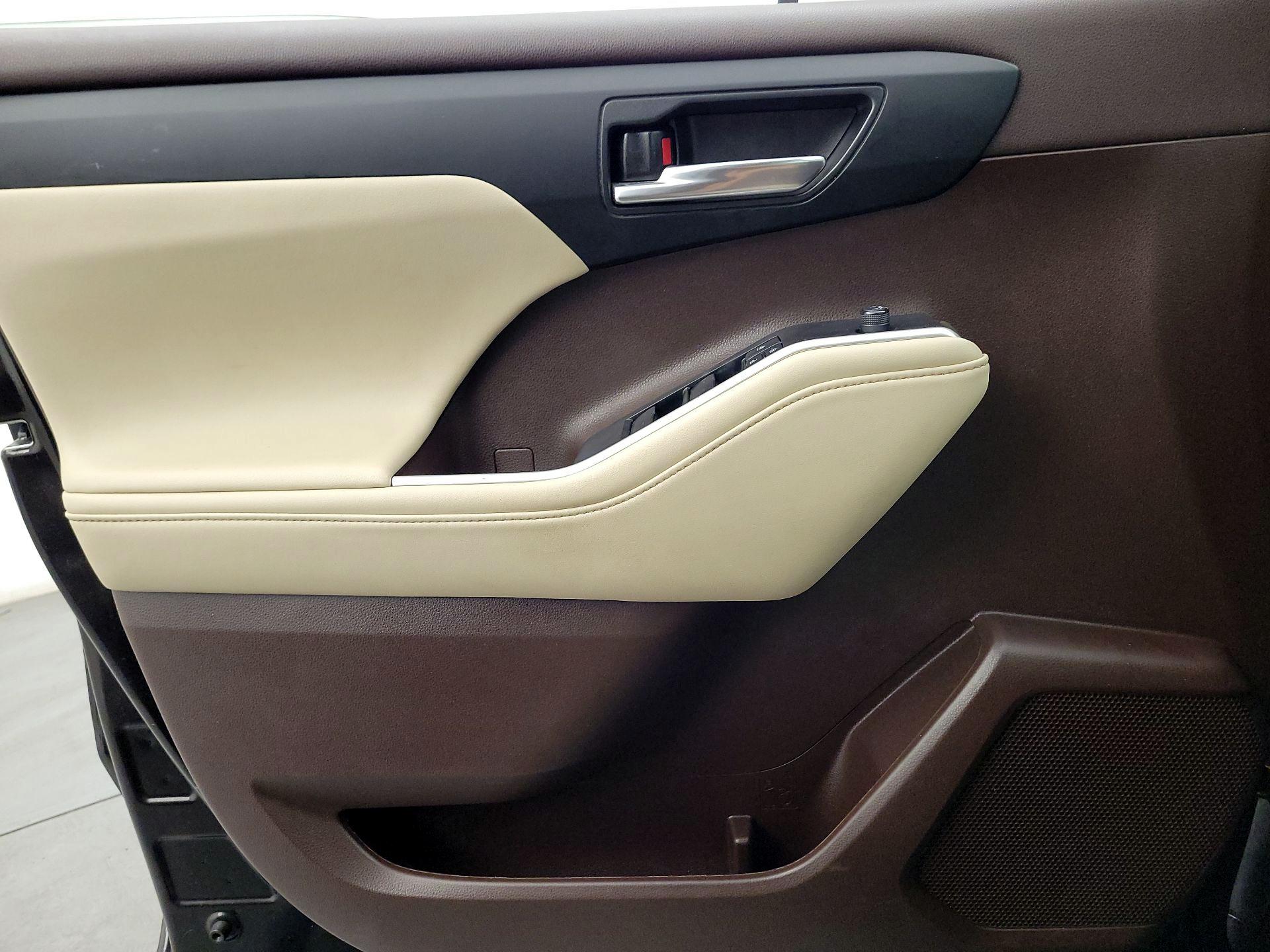 Thumbnail: 2022 Toyota Highlander - 12