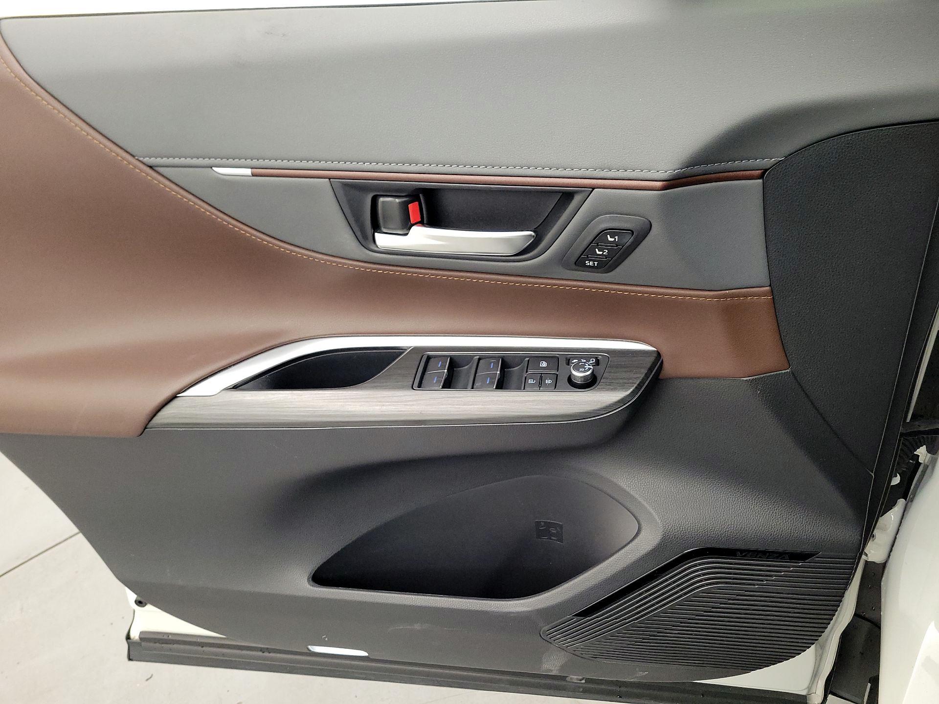 Thumbnail: 2022 Toyota Venza - 12