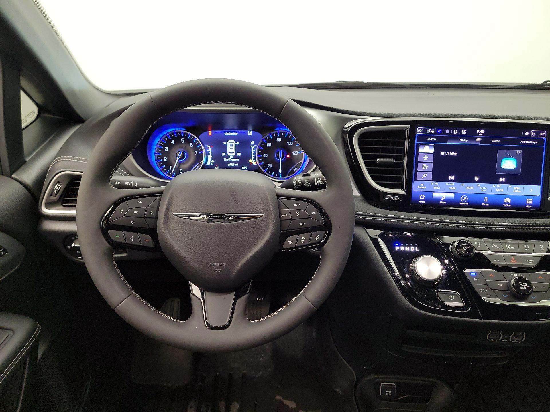 Thumbnail: 2023 Chrysler Pacifica - 10