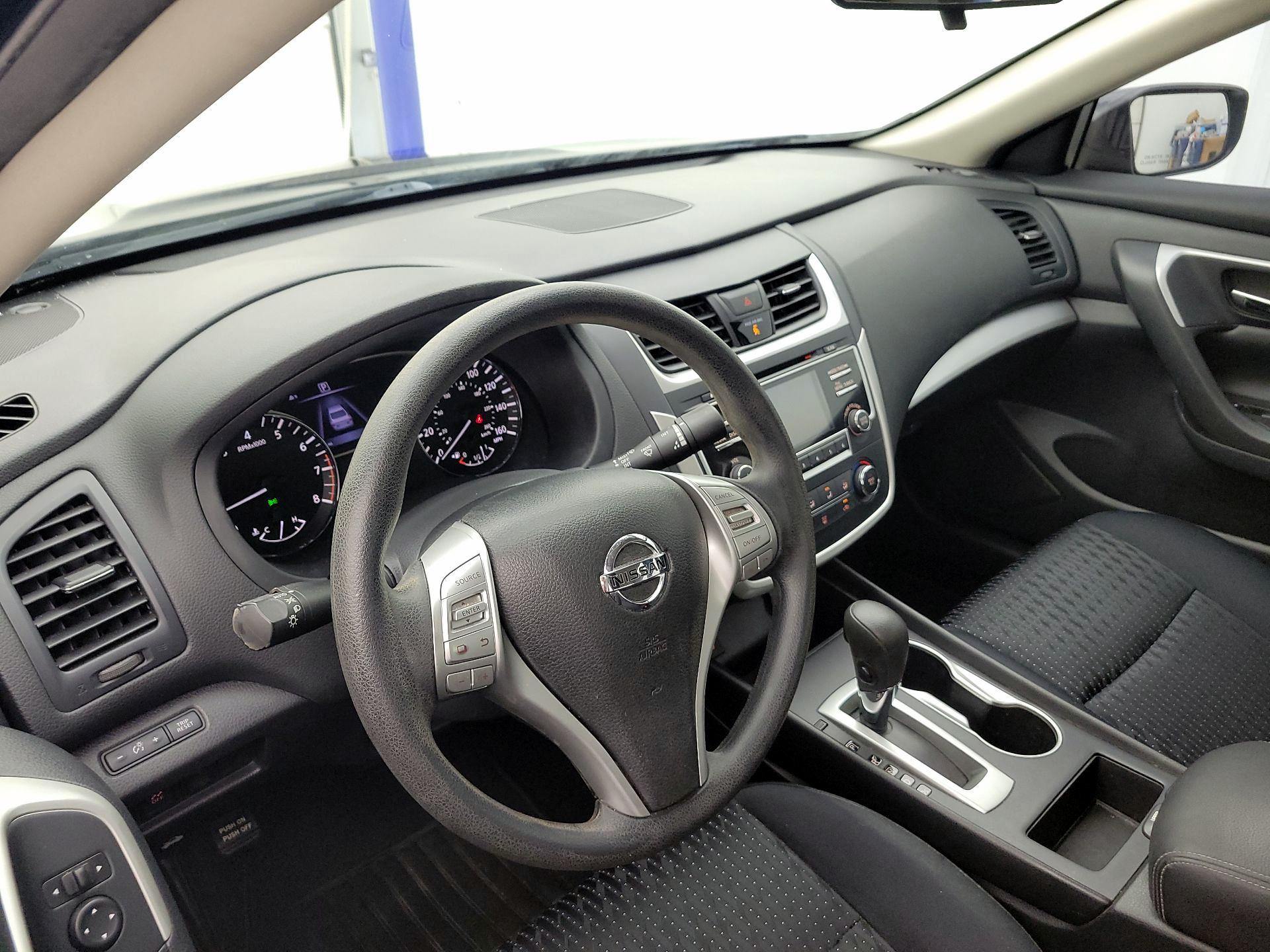 Thumbnail: 2017 Nissan Altima - 9