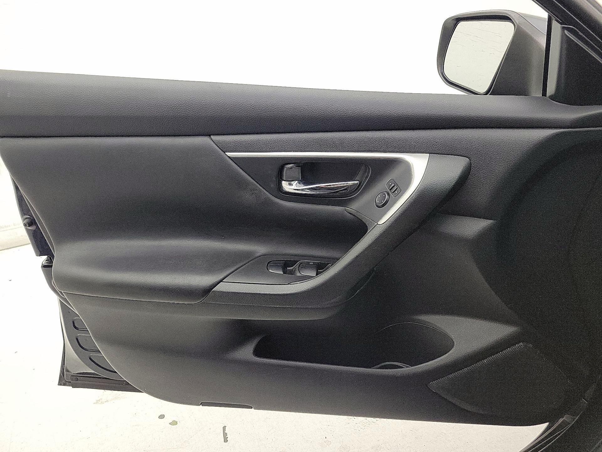 Thumbnail: 2017 Nissan Altima - 12