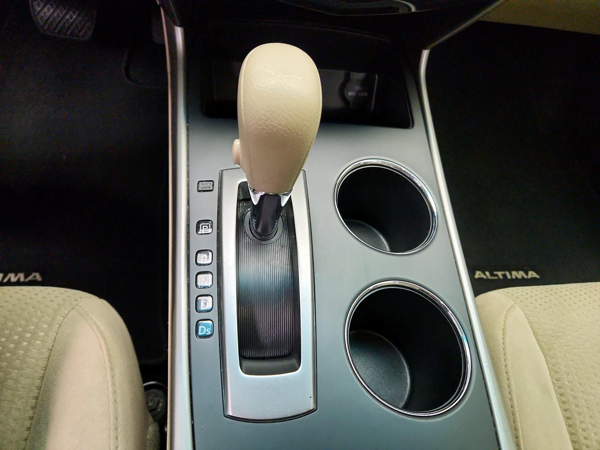 Thumbnail: 2015 Nissan Altima - 16