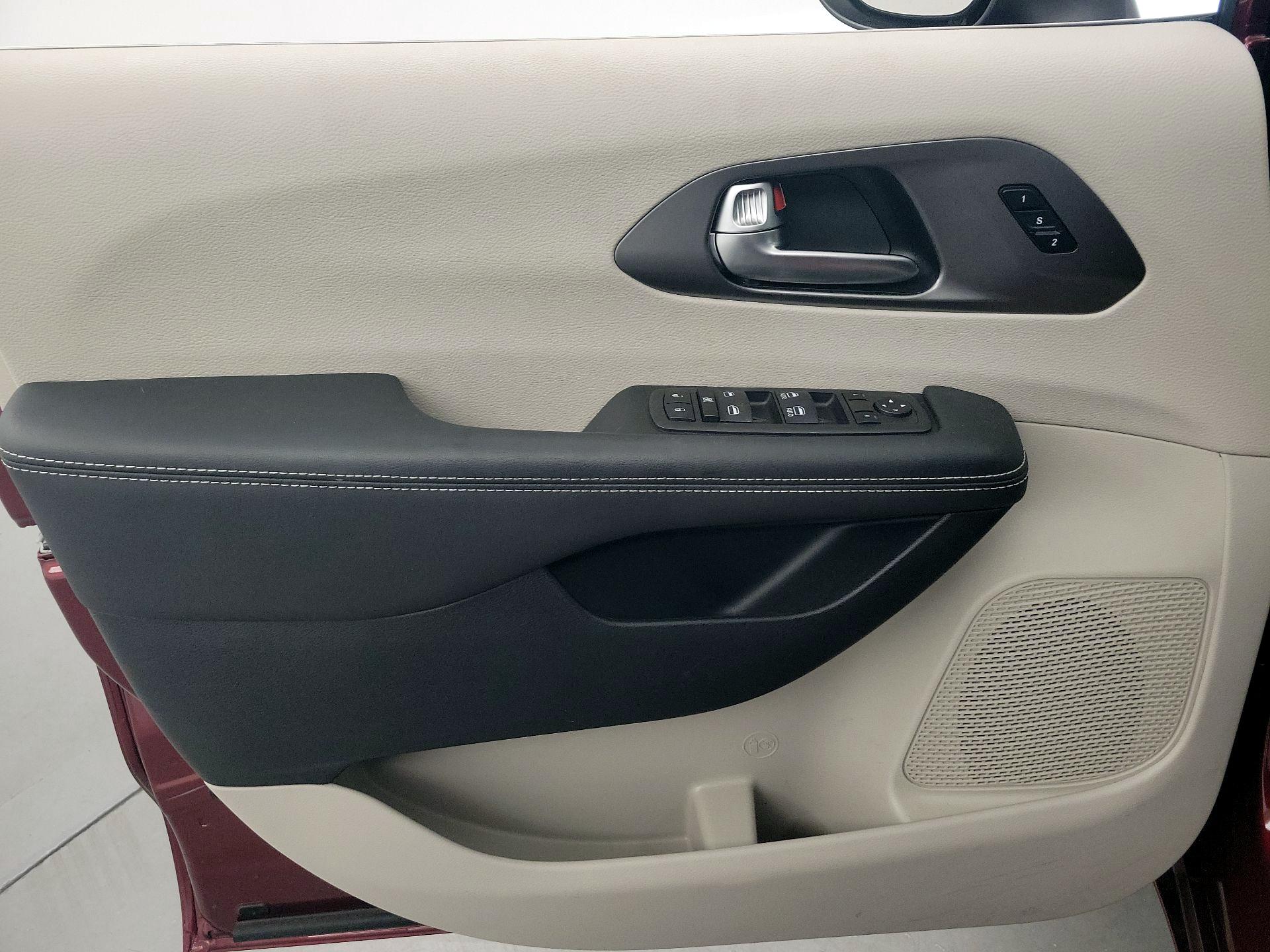 Thumbnail: 2023 Chrysler Pacifica - 12