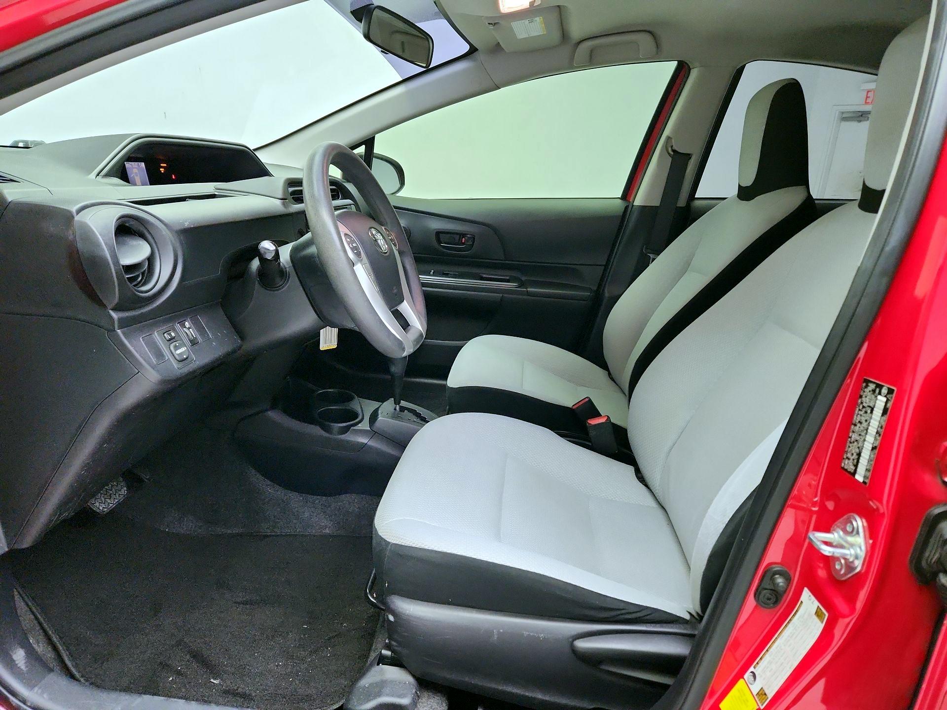 Thumbnail: 2015 Toyota Prius c - 11