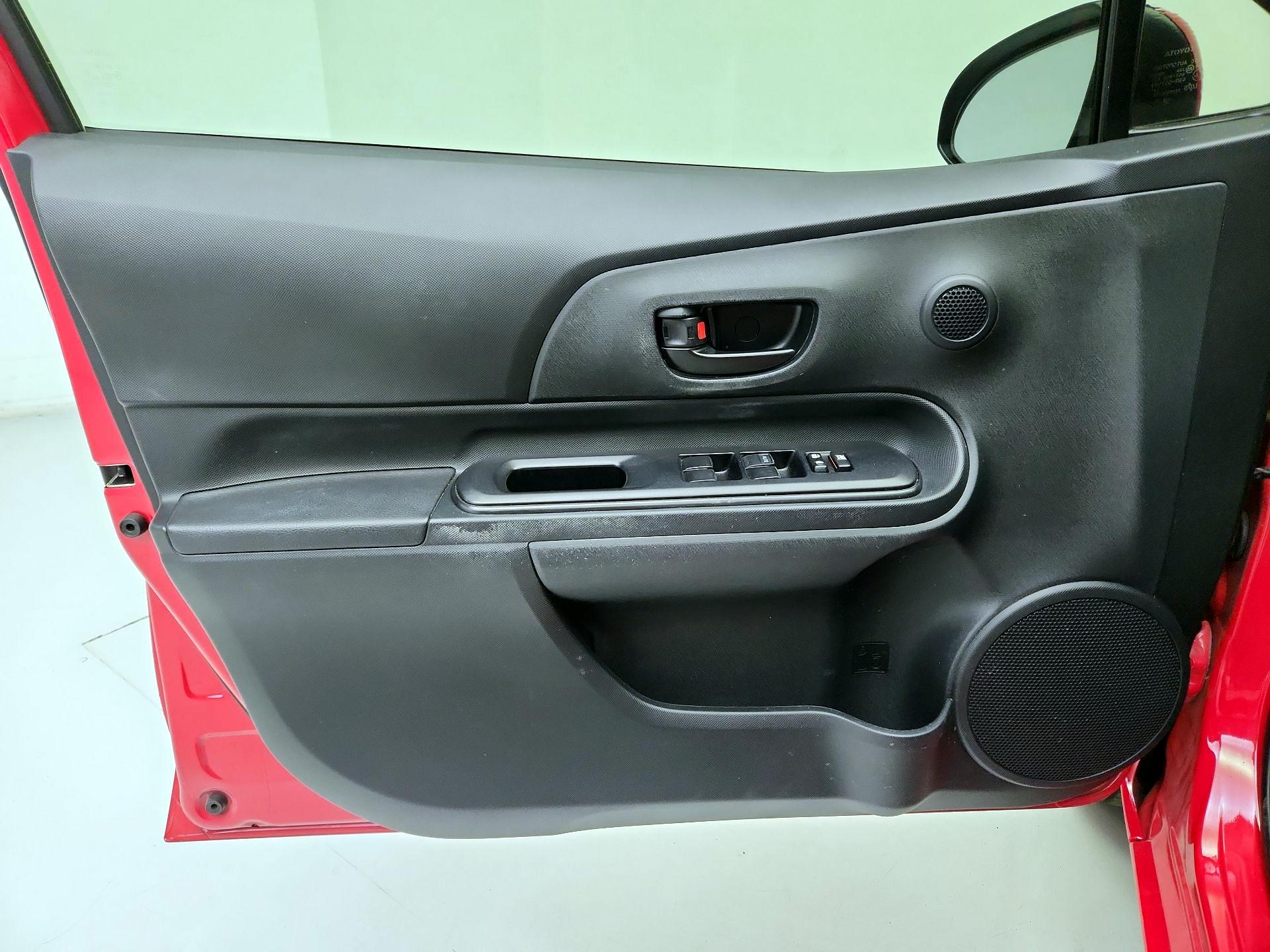 Thumbnail: 2015 Toyota Prius c - 12