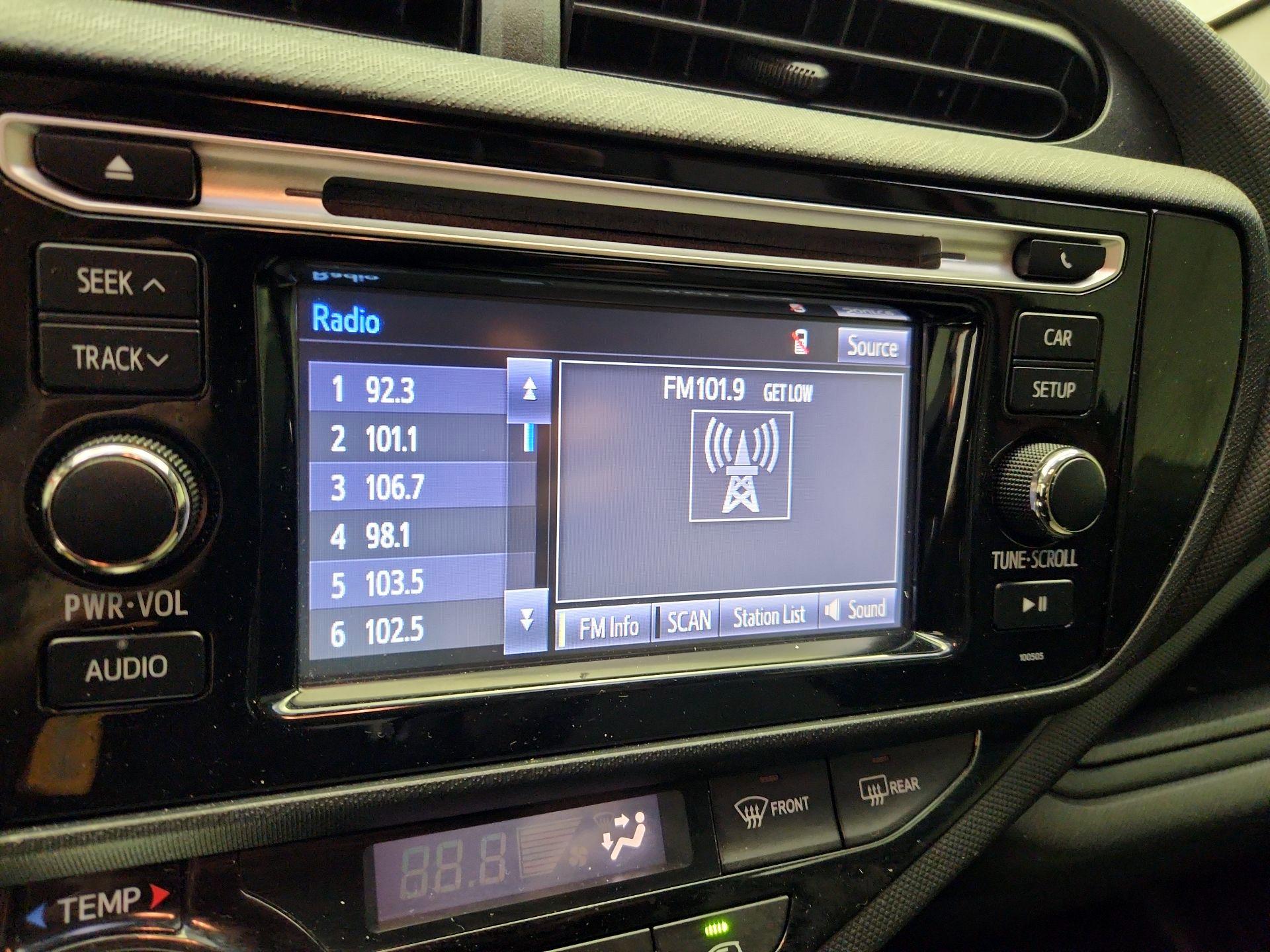 Thumbnail: 2015 Toyota Prius c - 14