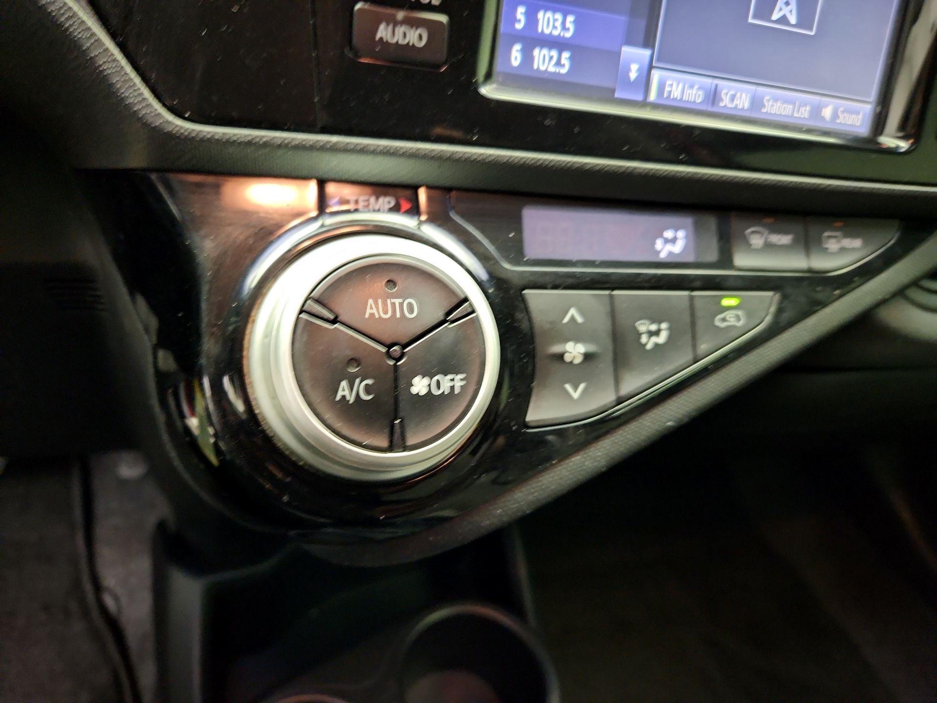 Thumbnail: 2015 Toyota Prius c - 15