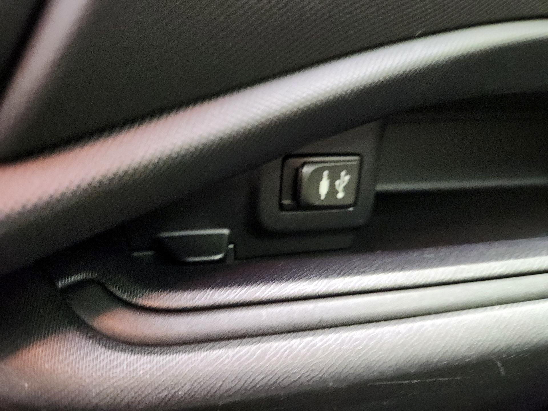 Thumbnail: 2015 Toyota Prius c - 17