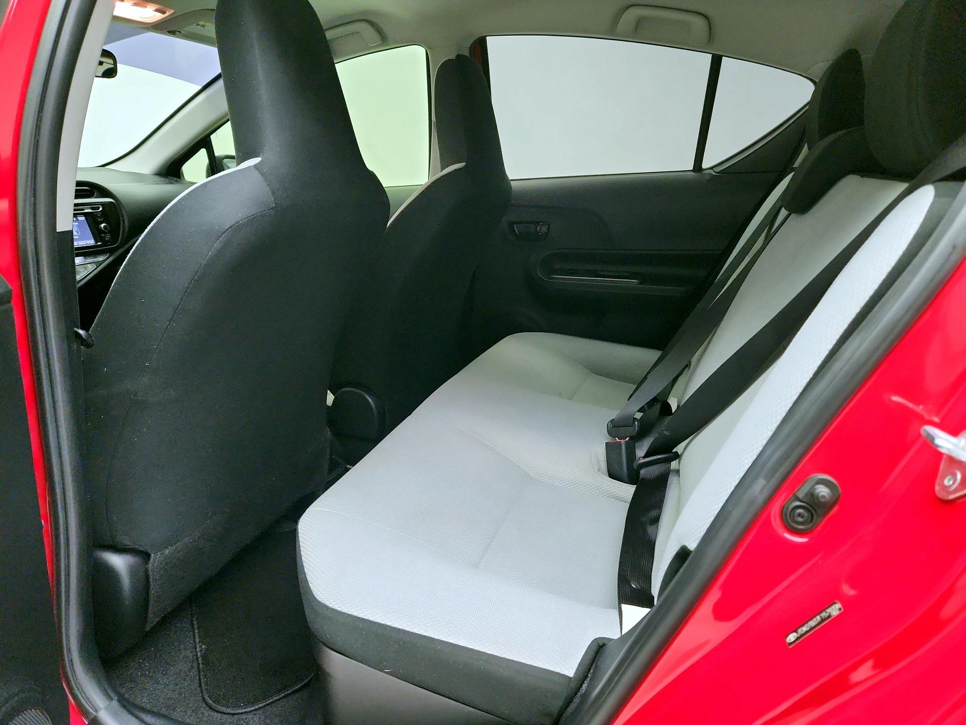 Thumbnail: 2015 Toyota Prius c - 18