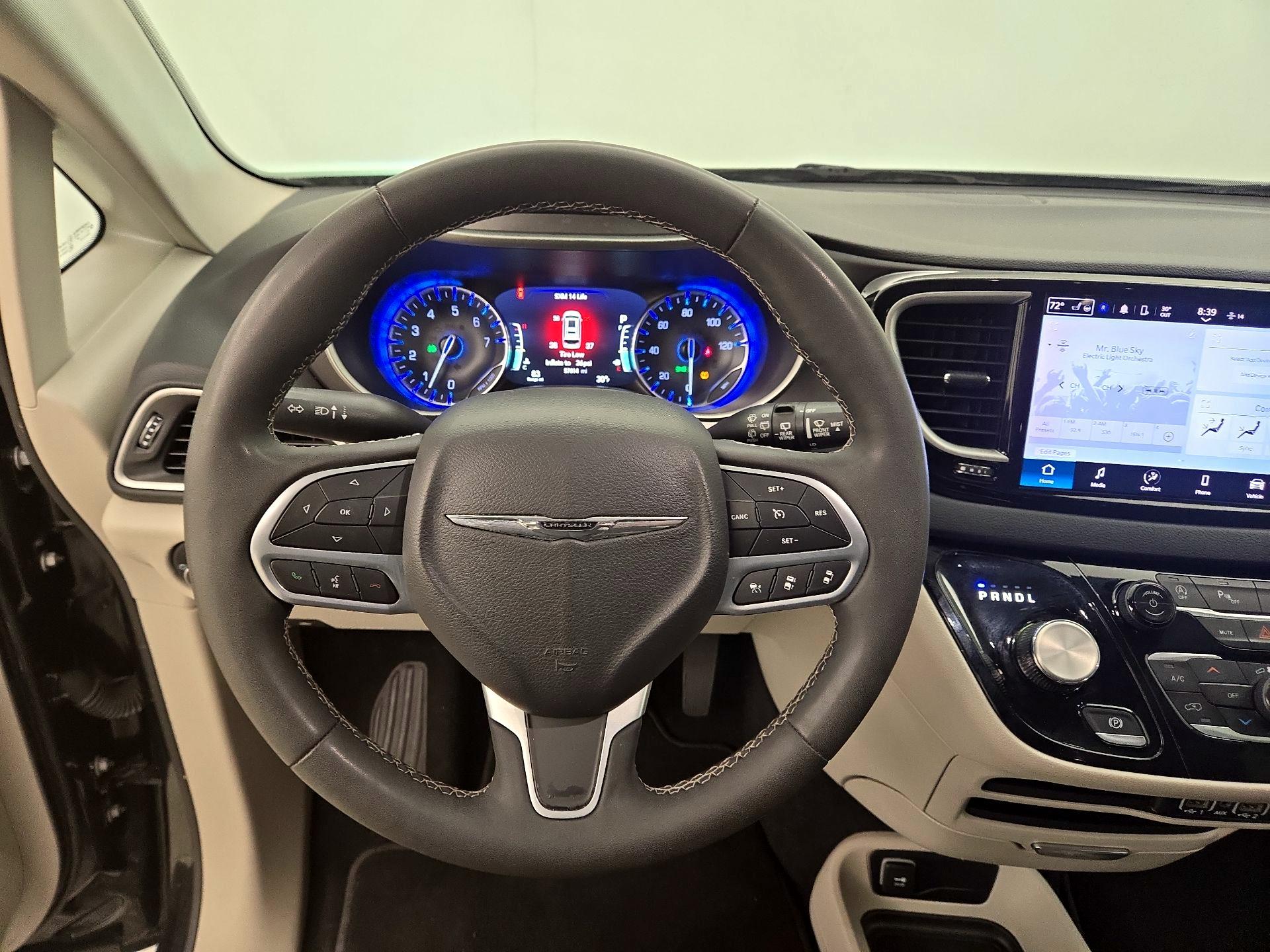 Thumbnail: 2023 Chrysler Pacifica - 10