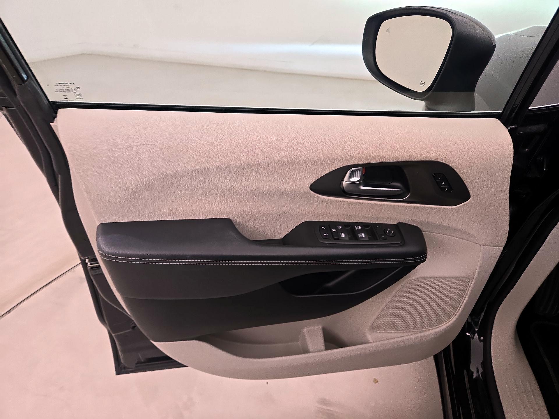 Thumbnail: 2023 Chrysler Pacifica - 12