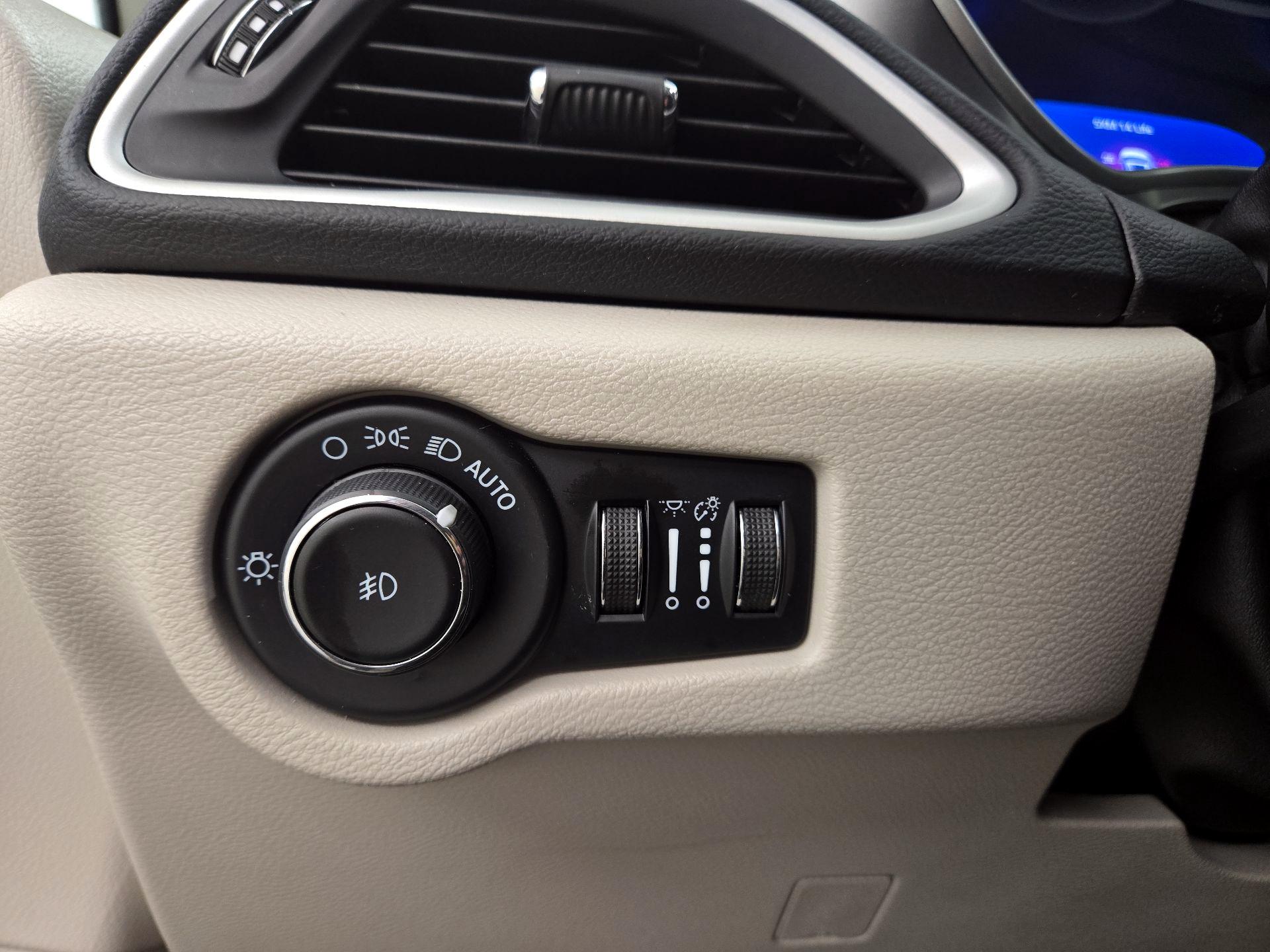 Thumbnail: 2023 Chrysler Pacifica - 13