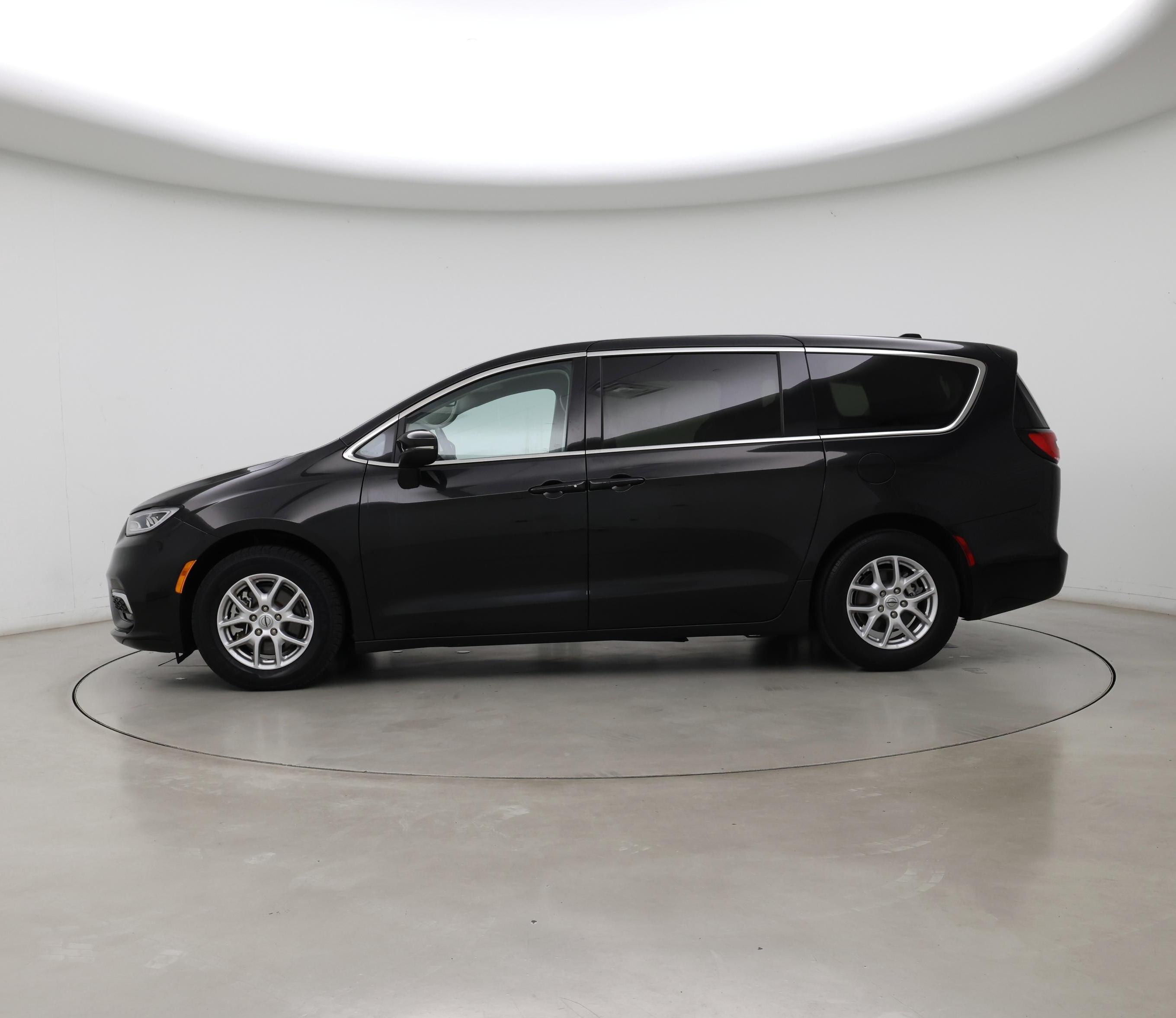 Thumbnail: 2023 Chrysler Pacifica - 3