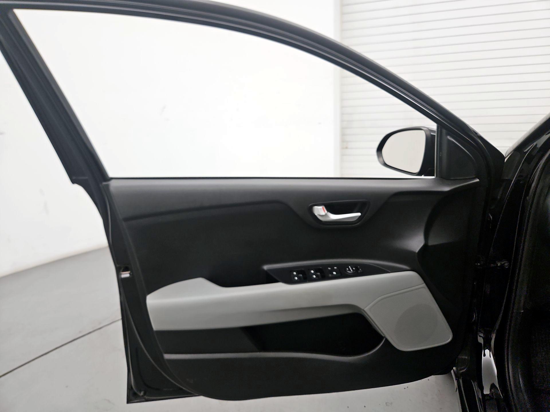 Thumbnail: 2020 Kia Rio - 12