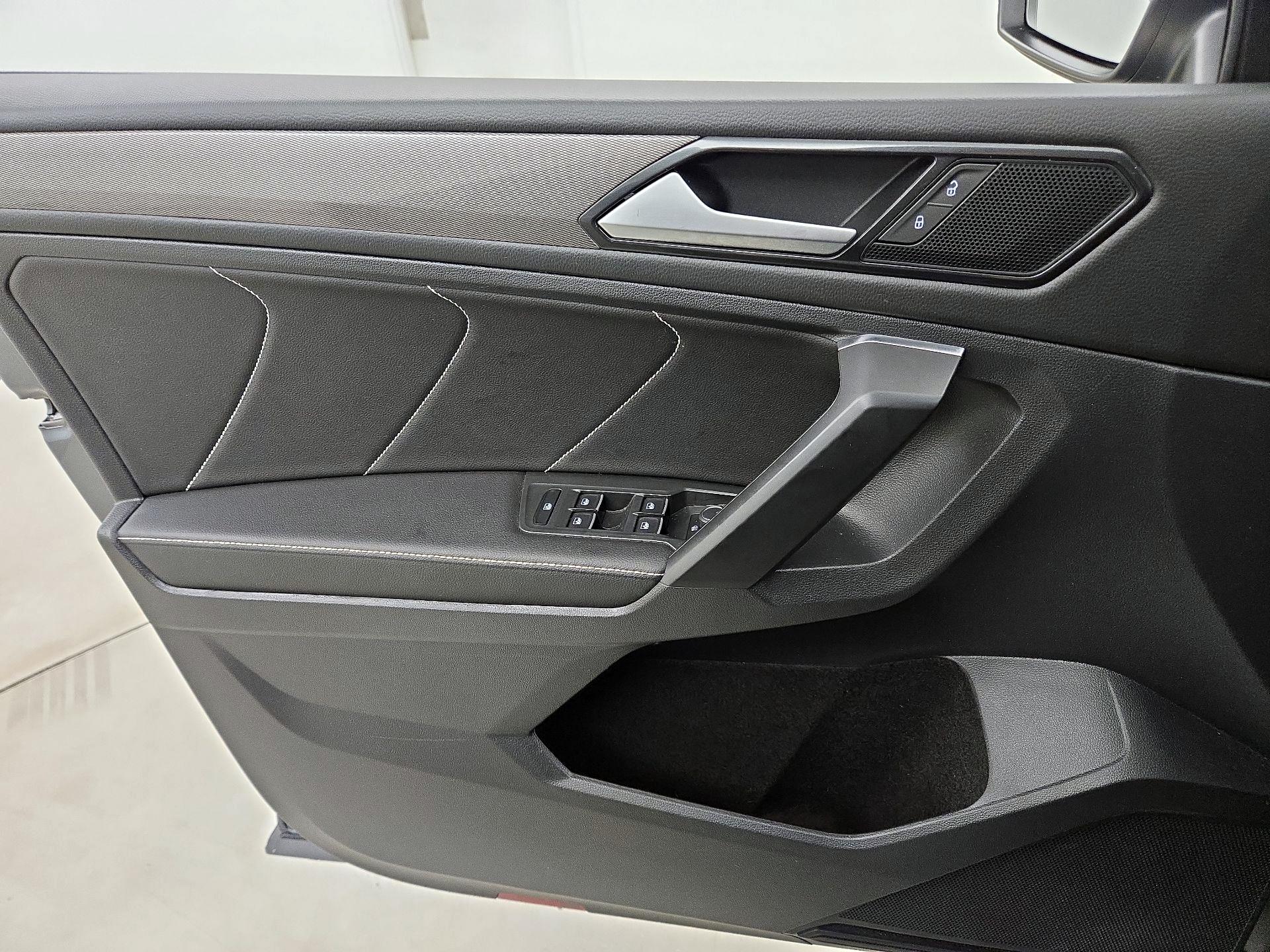 Thumbnail: 2023 Volkswagen Tiguan - 12